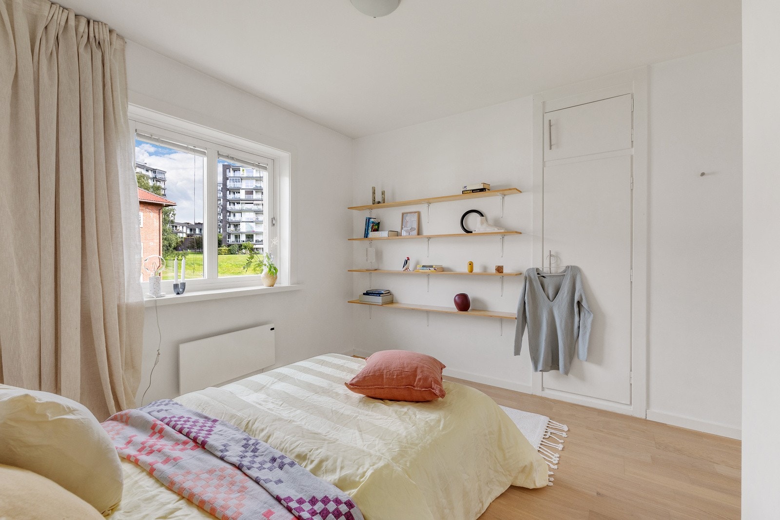 Oppbevaringsplass i integrert skap. Galleribilde