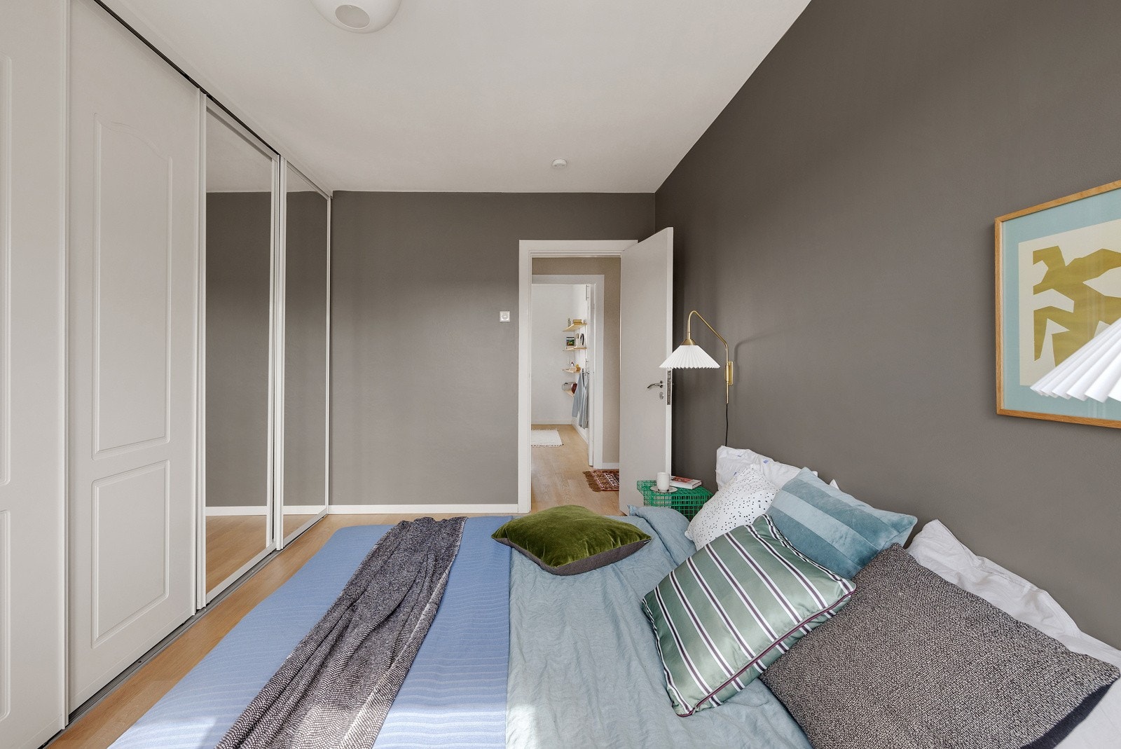 Stor skyvedørsgarderobe til oppbevaring. Galleribilde