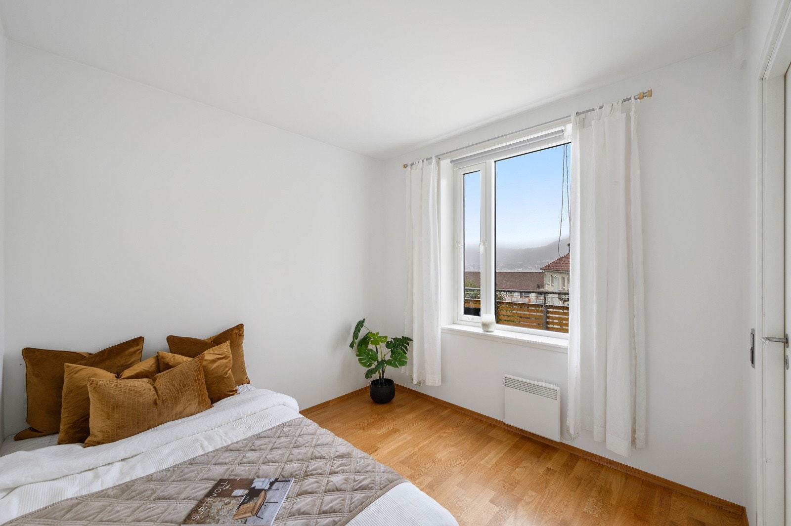Rommet har god plass til oppbevaringsmøbler Galleribilde