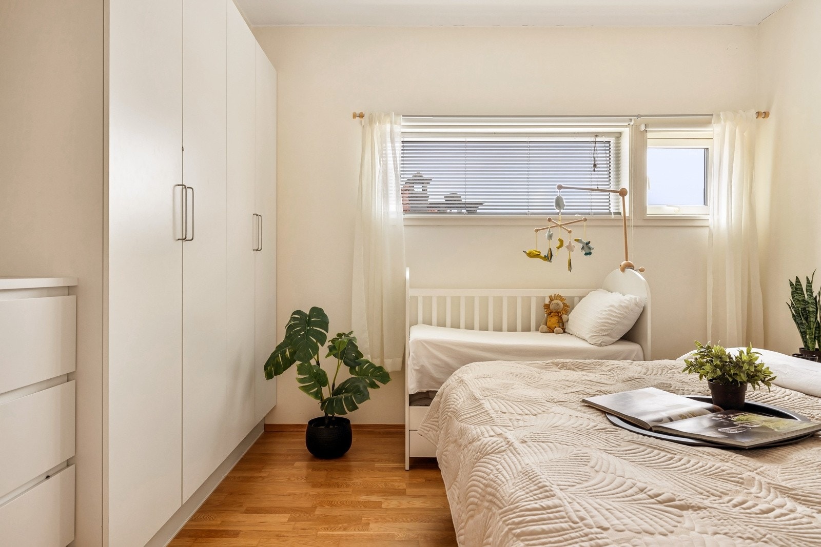 Fin garderobeløsning med skap fra HTH Galleribilde