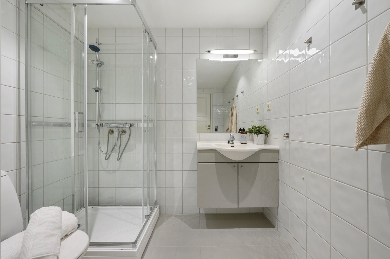Badet har nytt dusjkabinett og varmekabler i gulv Galleribilde