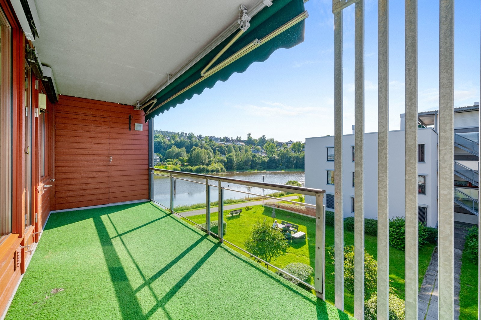 Fra stuen har man utgang til solrik veranda med utsikt utover Nitelva. Galleribilde