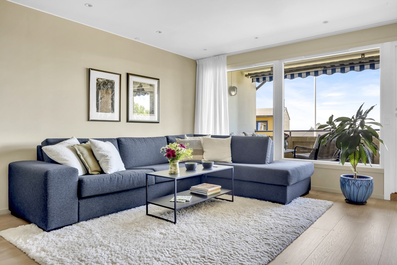 I stuen er det plass til stor sofagruppe, sofabord og underholdningsavdeling Galleribilde