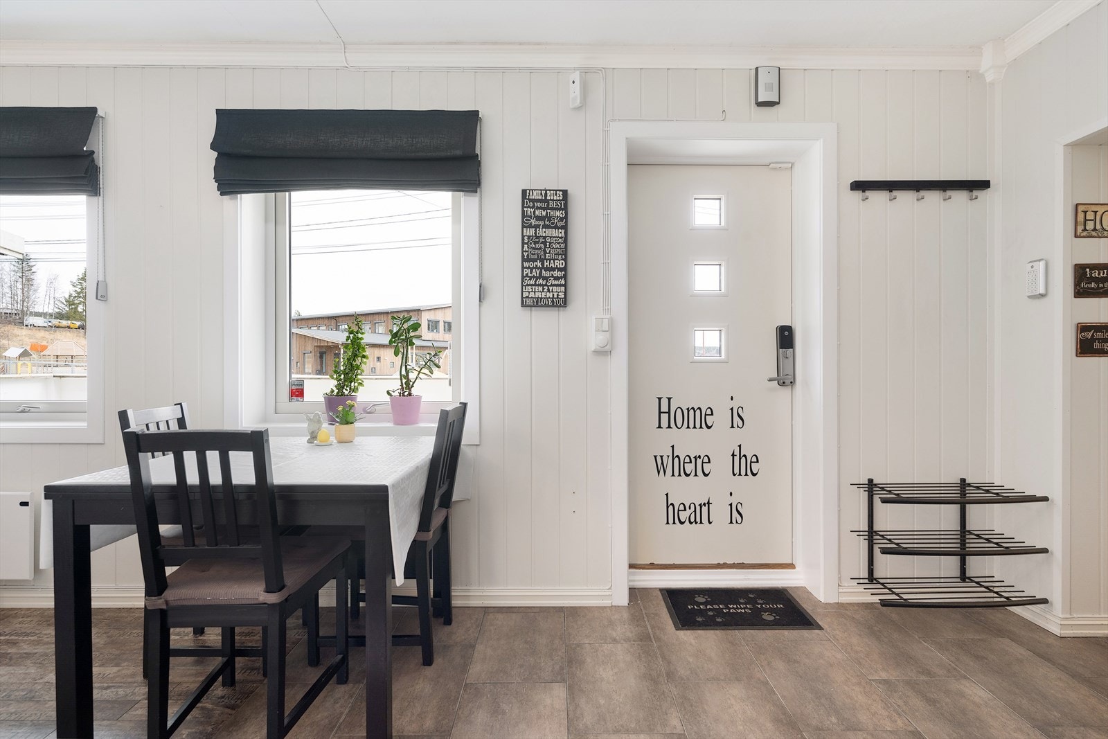 Velkommen inn - en lys og hyggelig entré med plass til å sette og henge fra seg yttertøy Galleribilde