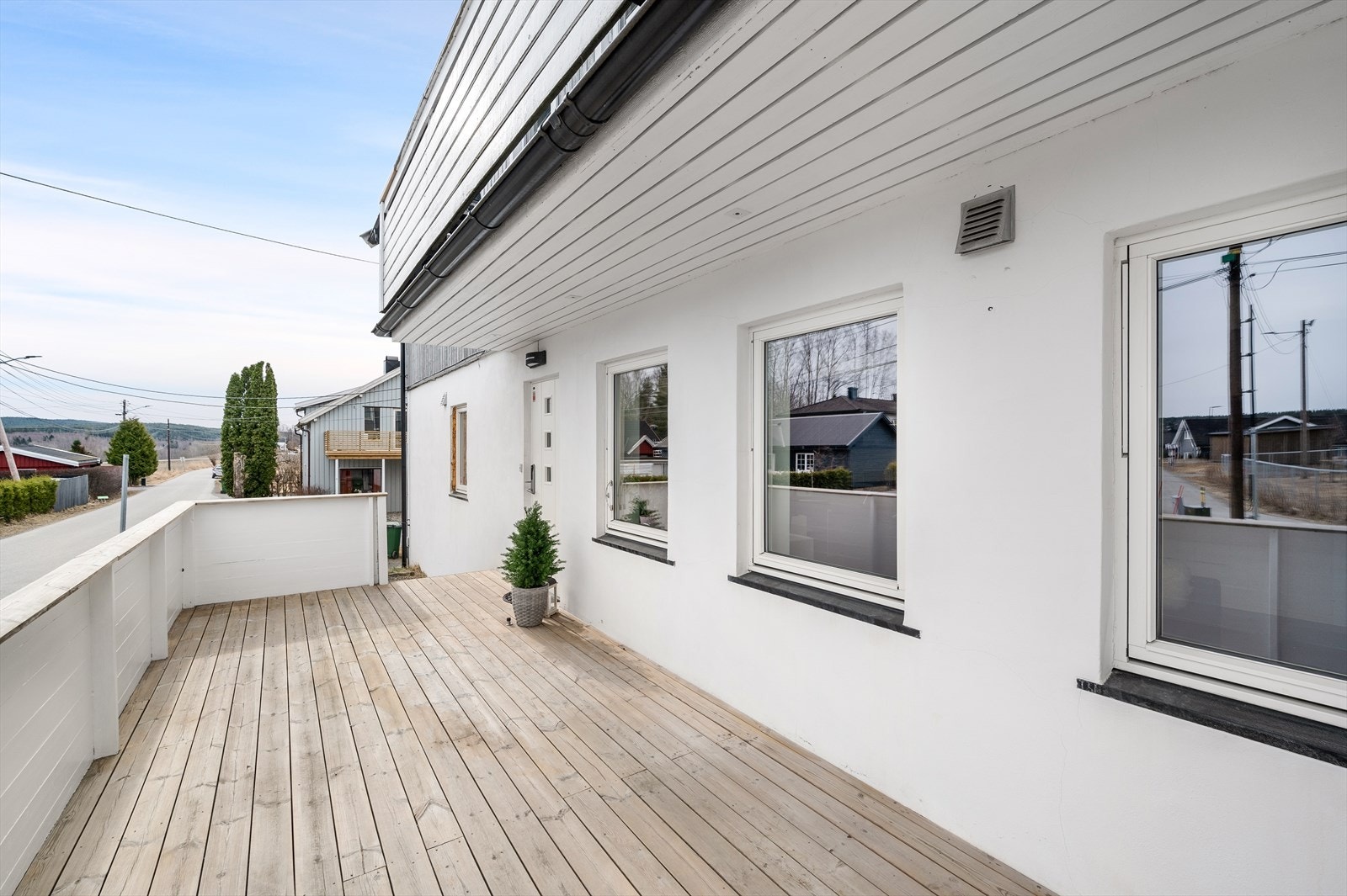 Boligen har et hyggelig inngangsparti med en flott terrasse på ca. 18 m² Galleribilde