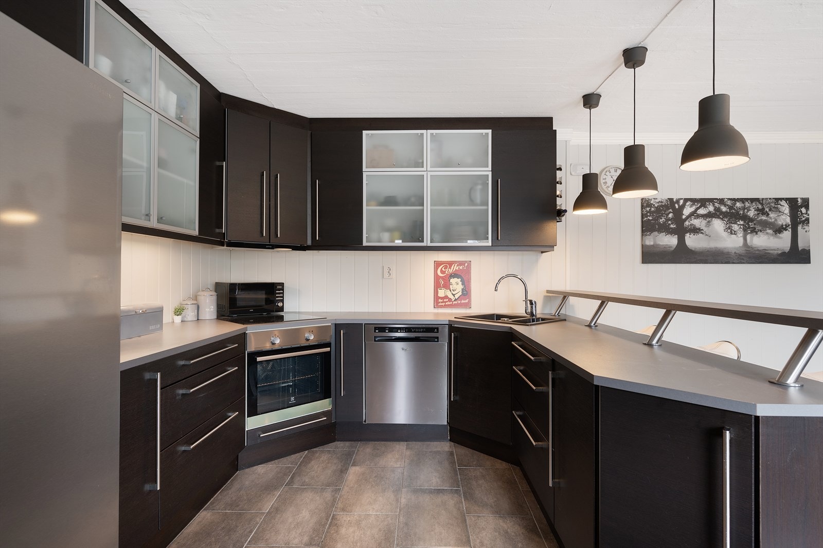 Kjøkkenet er fra 2011 har integrerte hvitevarer samt frittstående kjøleskap og oppvaskmaskin Galleribilde