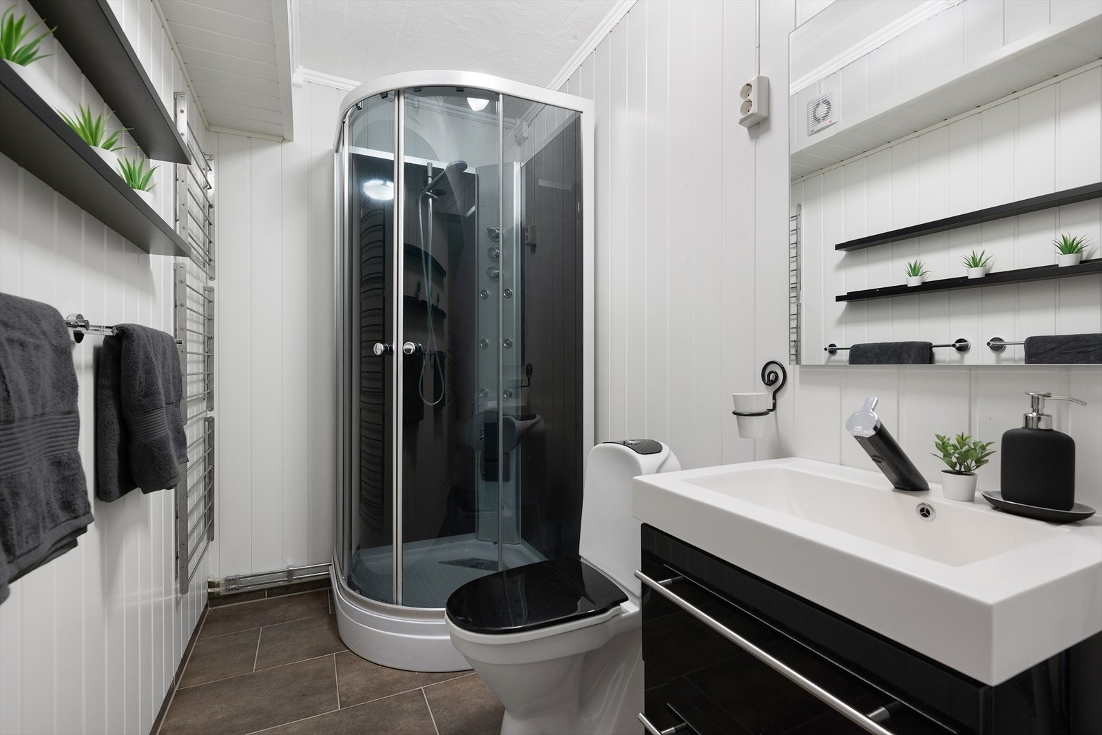 Fra stuen er det adkomst til badet, badet er fra 2012 iflg. tidligere eier Galleribilde