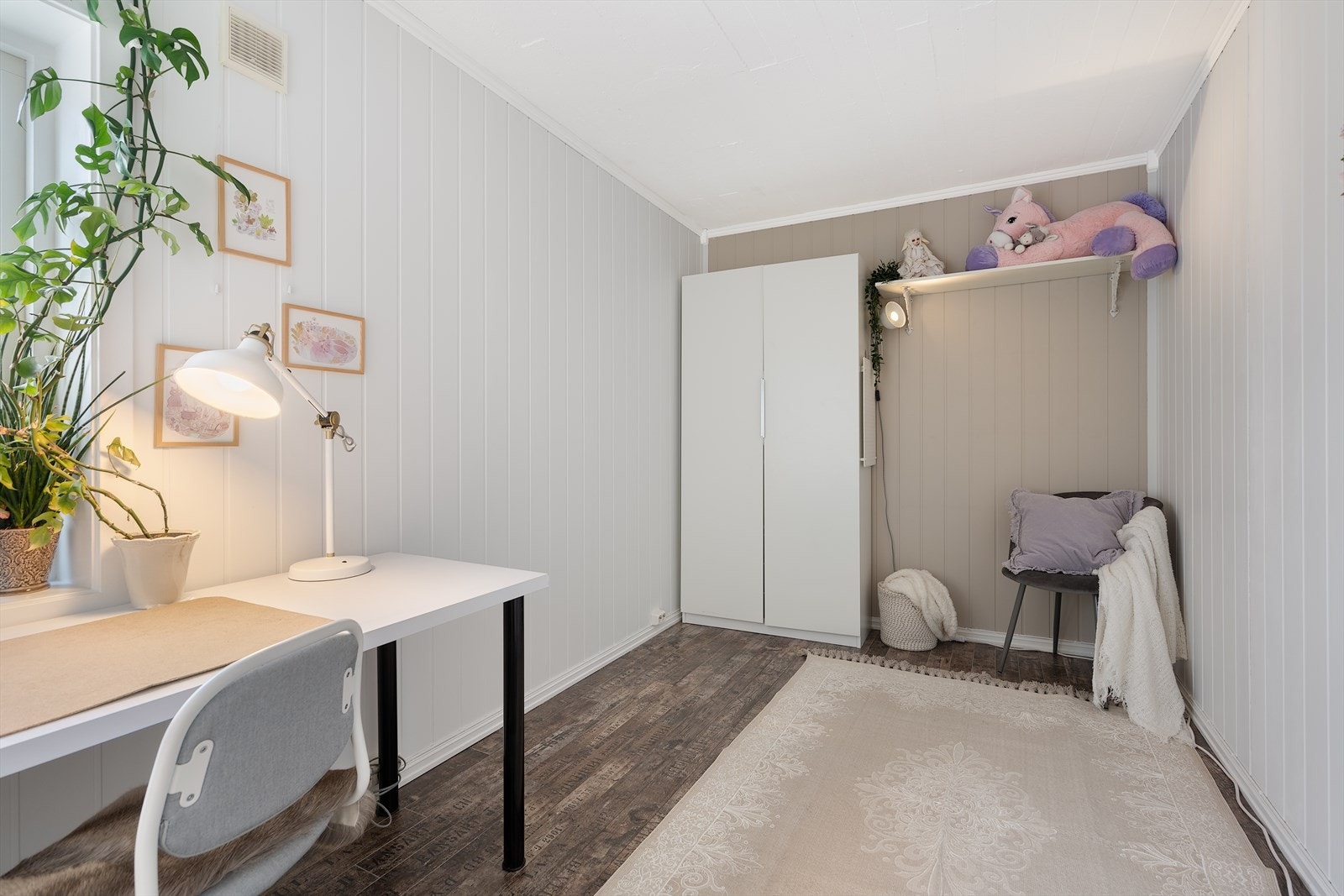 Soverom nr. 2 passer fint som barnerom og har god plass til seng, nattbord, garderobe og et lite skrivebord Galleribilde