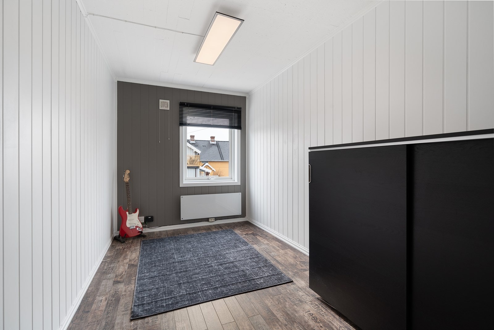 Fra gangen kommer man til leilighetens to soverom Galleribilde