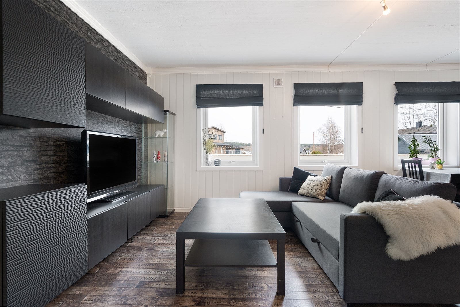 Det er store vindusoverflater som gir rikelig med naturlig lys Galleribilde