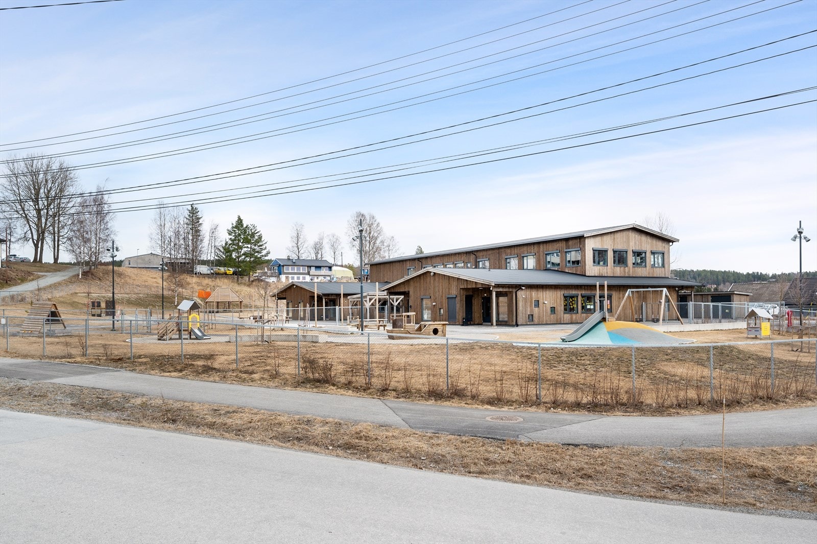 Eiendommen ligger i et landlig og barnevennlig område med umiddelbar nærhet til Dalen barnehage og Dalen barneskole Galleribilde