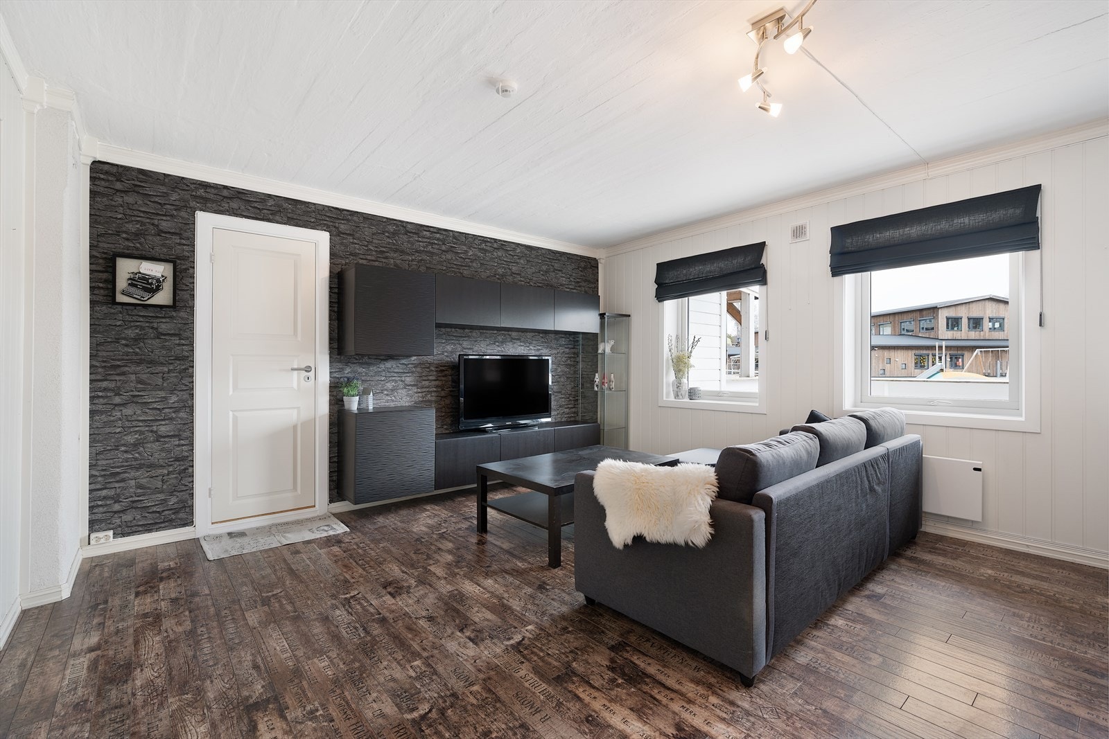 I stuen er god plass til sofagruppe, spisebord og annet møblement Galleribilde