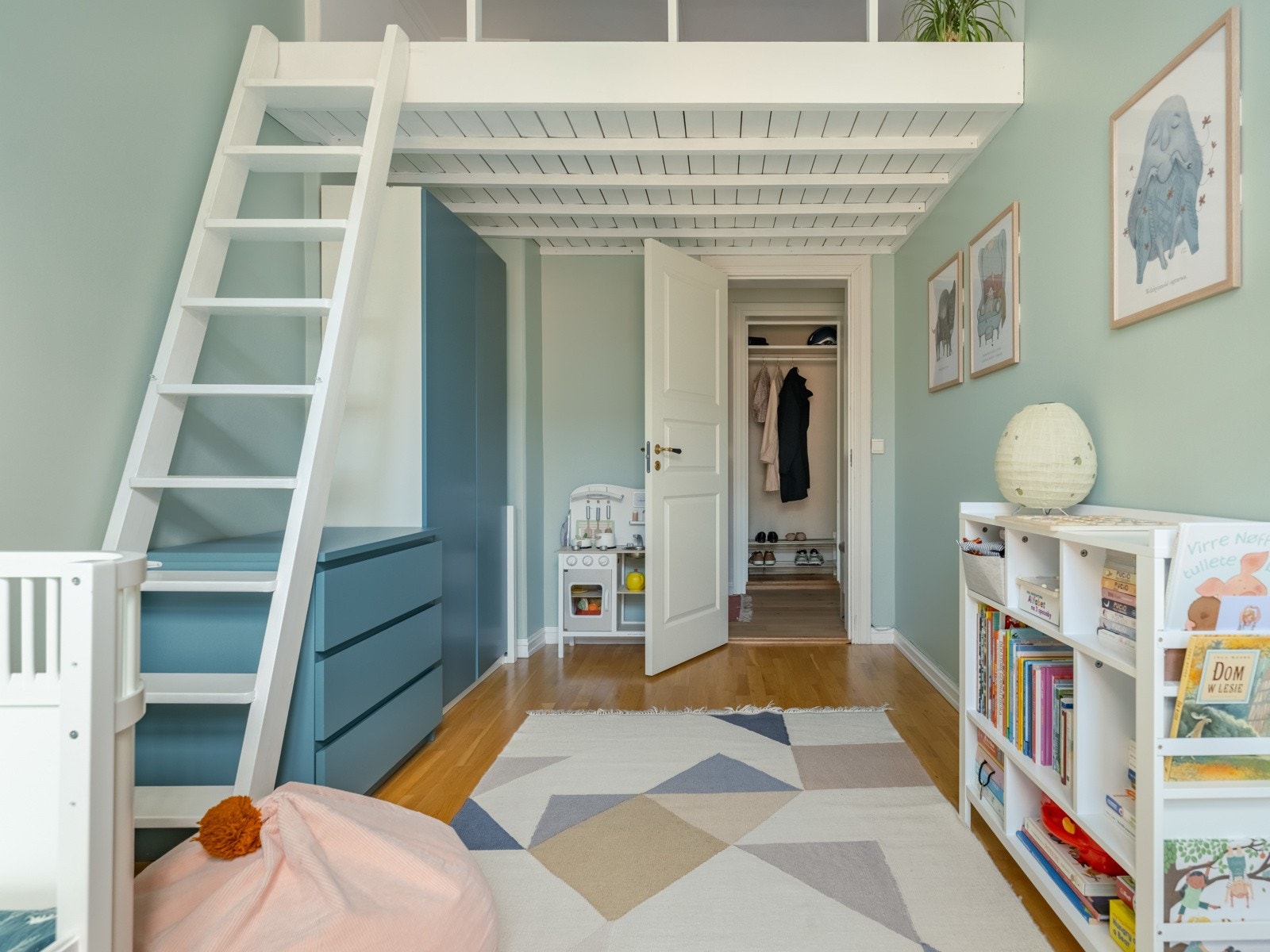 Det kan faktisk brukes som både kontor og gjesterom, for her er det en praktisk hems. Galleribilde