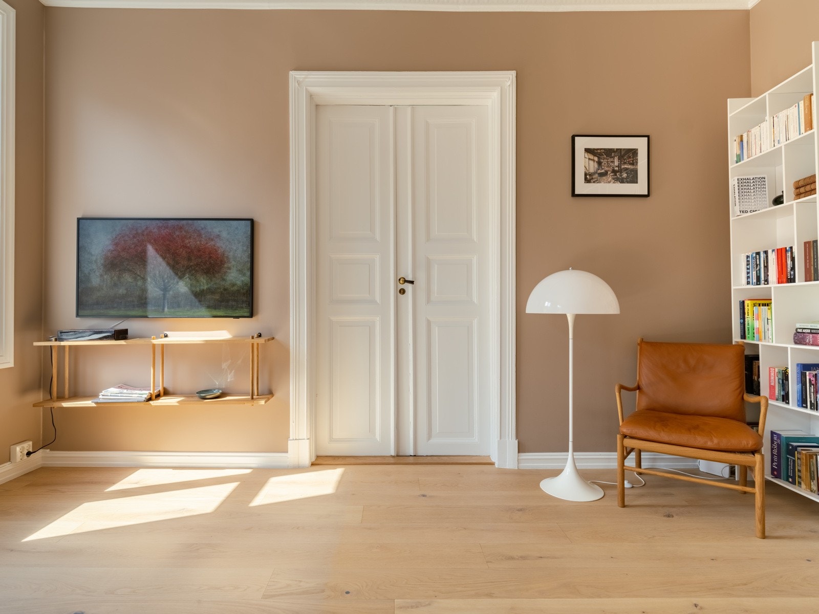 Flotte, klassiske fløydører skiller dagligstuen og spisestuen. Galleribilde