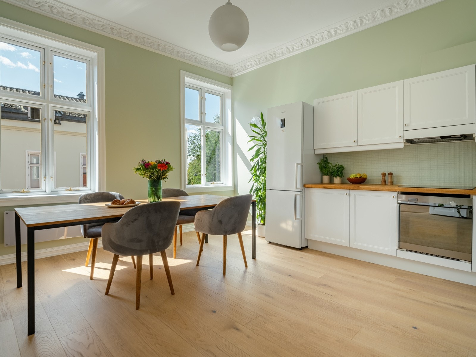 Det er herlig plass til langbord for større middagsselskaper. Galleribilde