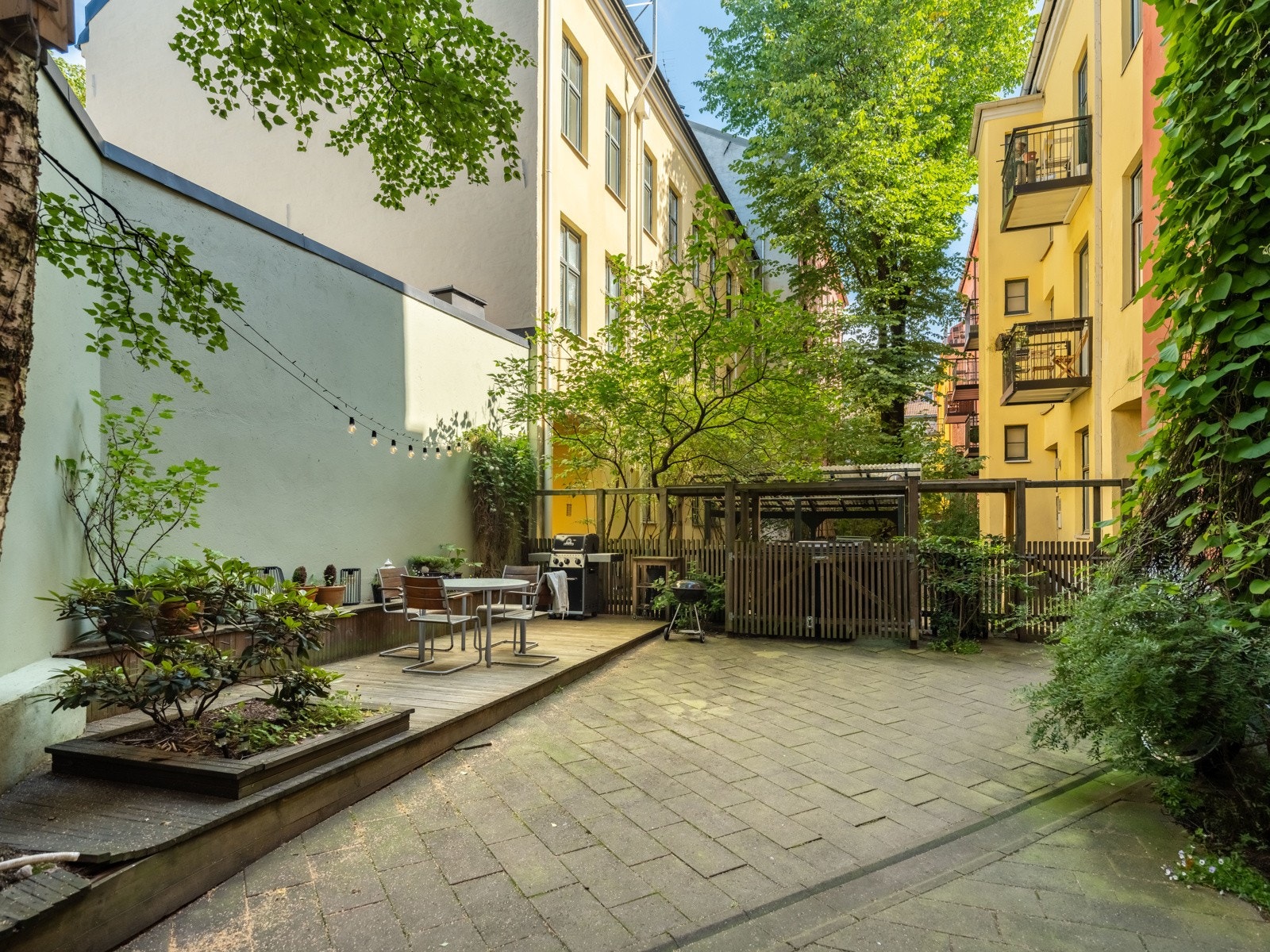 Borettslaget har en koselig bakgård til glede for beboerne. Galleribilde