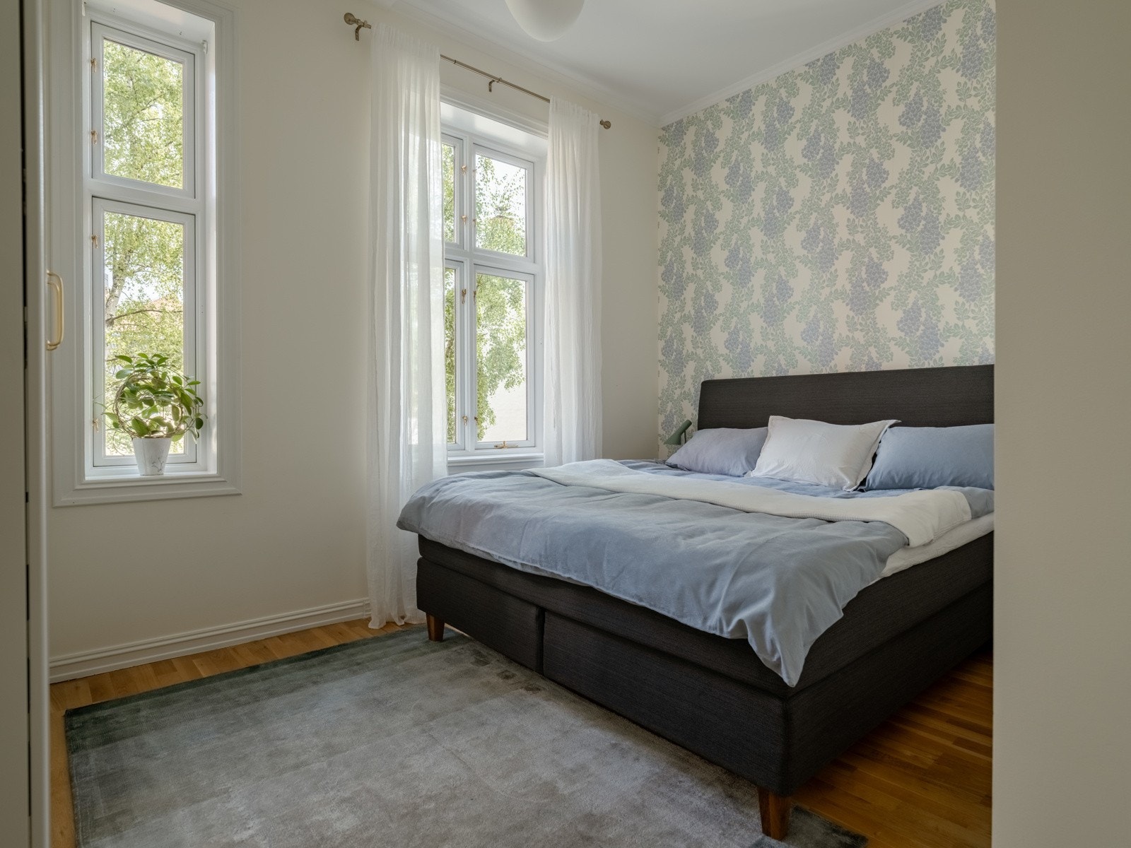 Boligen har totalt to romslige soverom, hvorav dette er blitt brukt som hovedsoverom. Galleribilde
