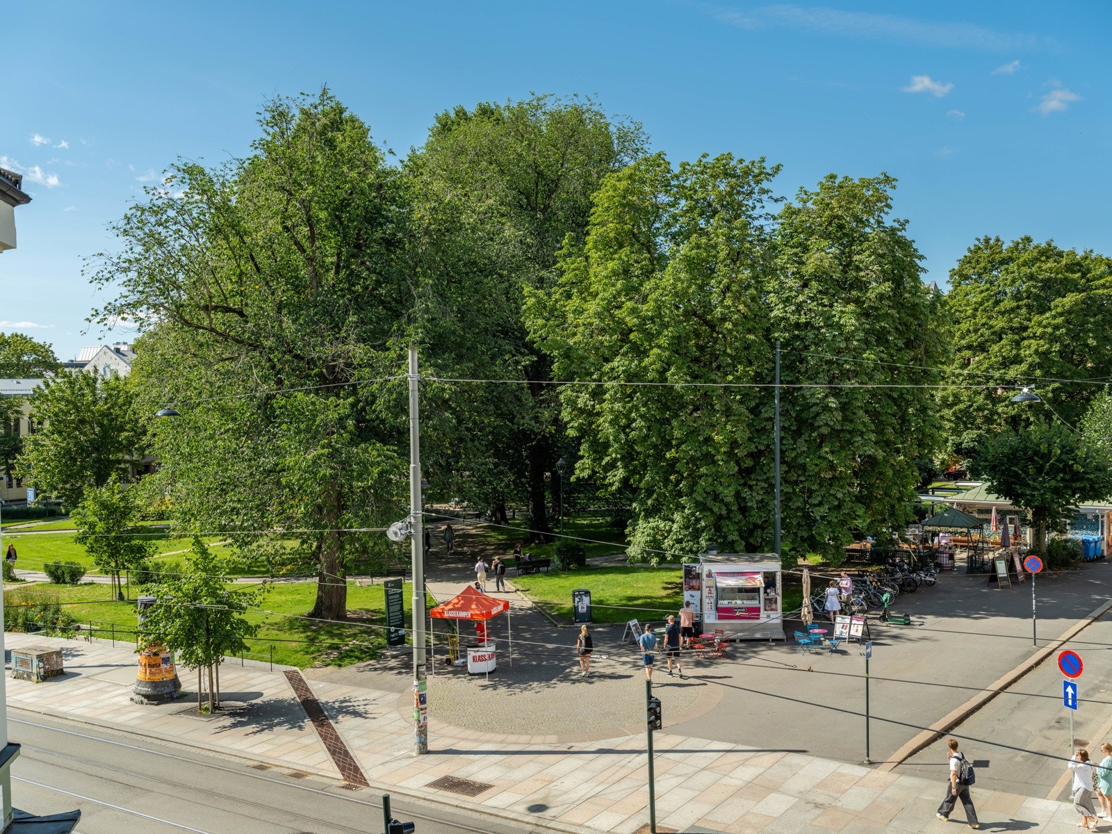Herfra er det også fin utsikt over Olaf Ryes plass. Leiligheten ligger i en koselig blindvei. Galleribilde