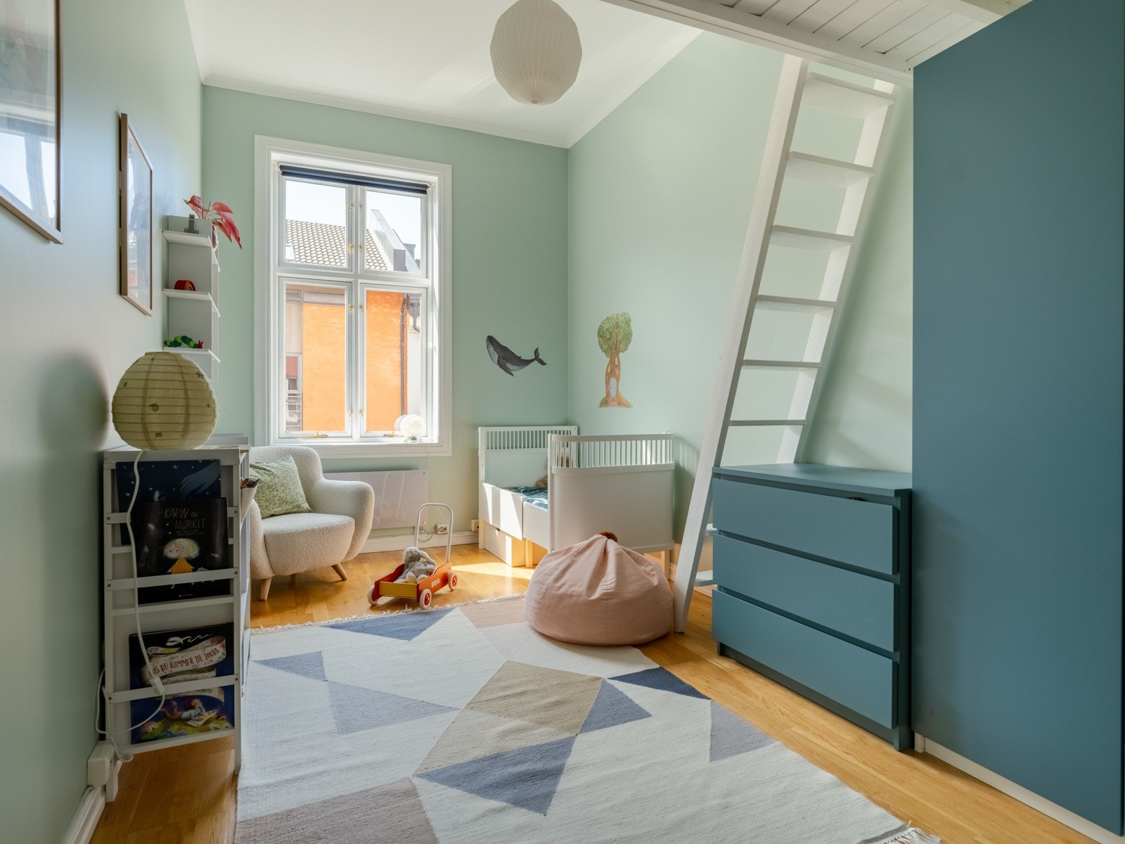 Rett over gangen fra hovedsoverommet ligger boligens andre soverom. Galleribilde