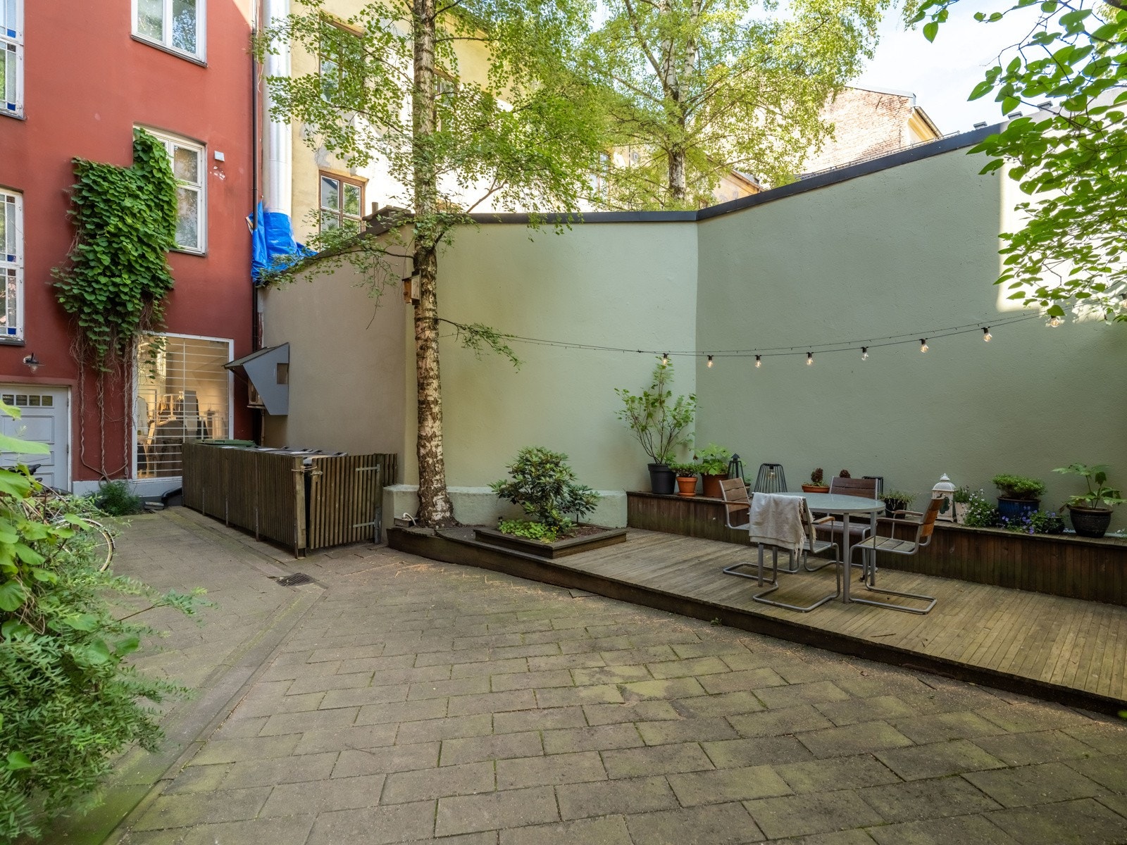Her er det platting med sittegruppe og felles grill. Galleribilde