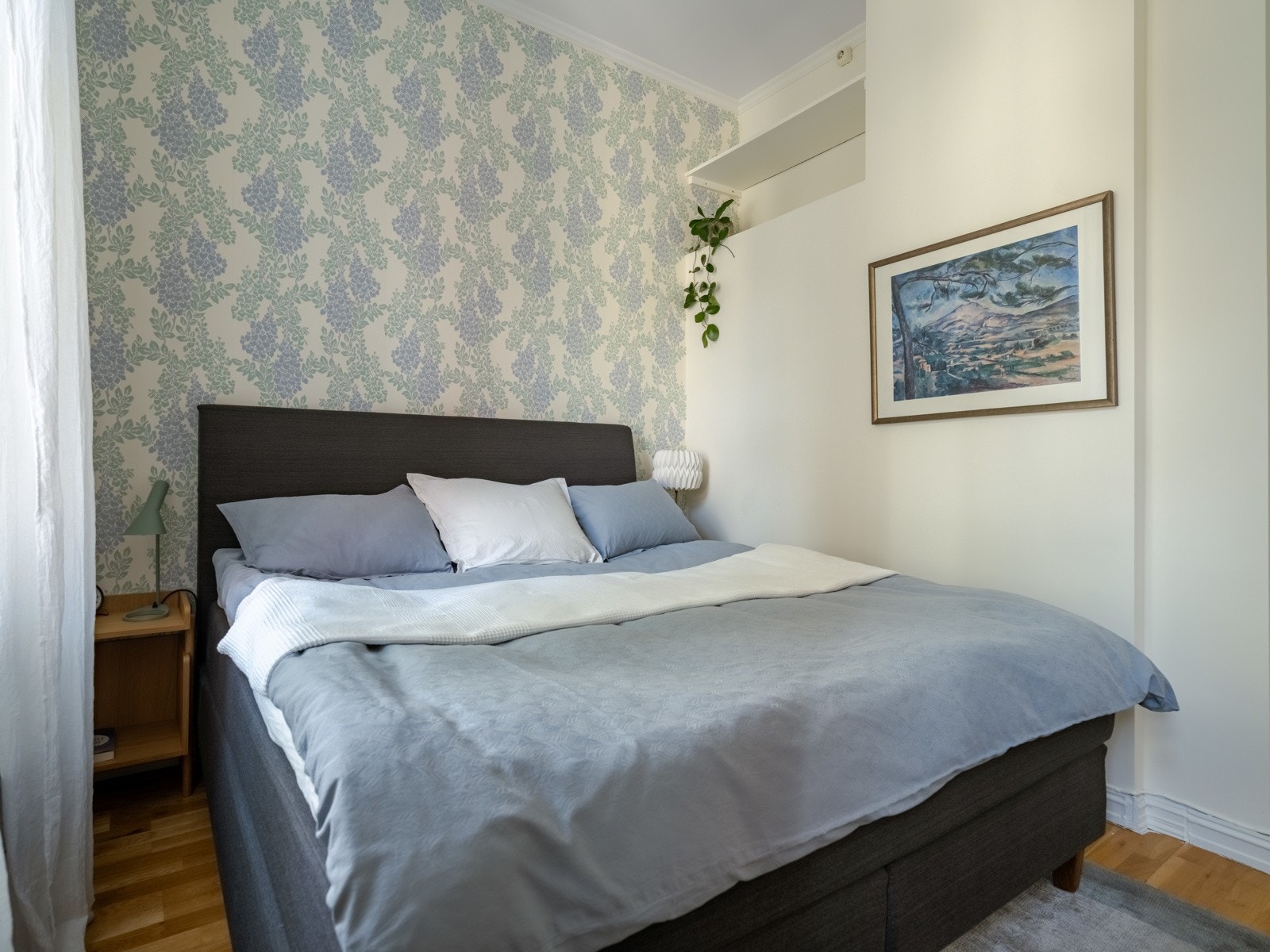Her er det bra med plass til dobbeltseng og nattbord. Tapetet på soverommet er fra Farrow & Ball. Galleribilde