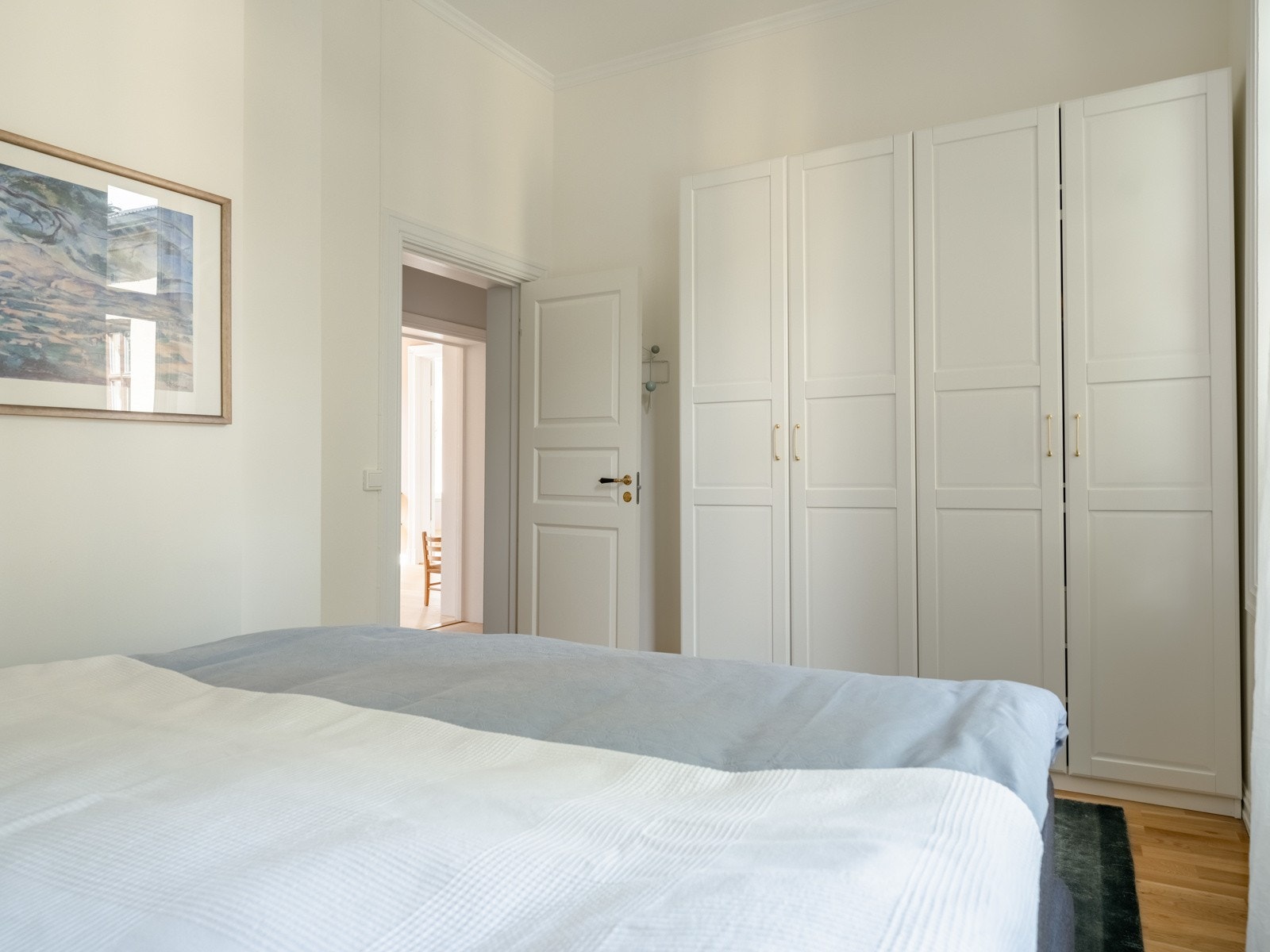 Det er også rikelig med oppbevaringsplass i større garderobe. Denne følger også med. Galleribilde