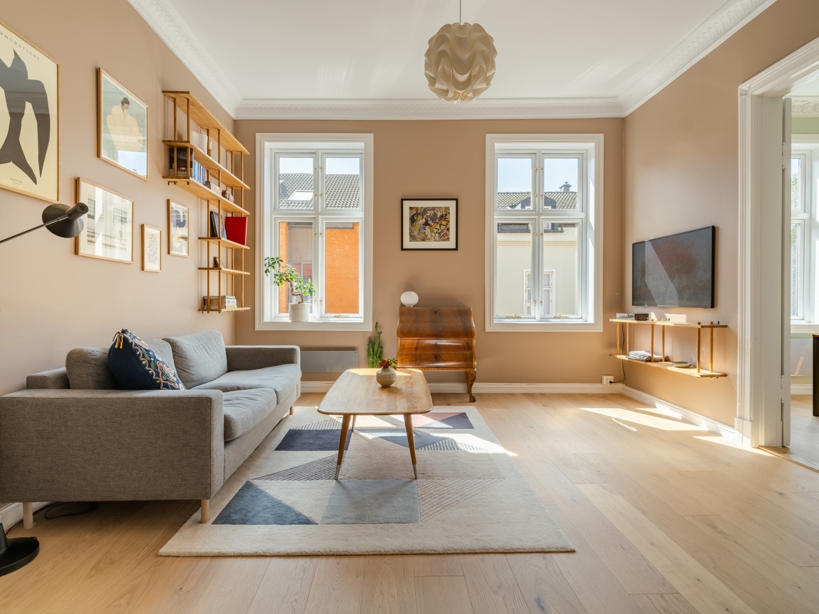 Vi begynner i den romslige stuen som er både lys og fin. Galleribilde