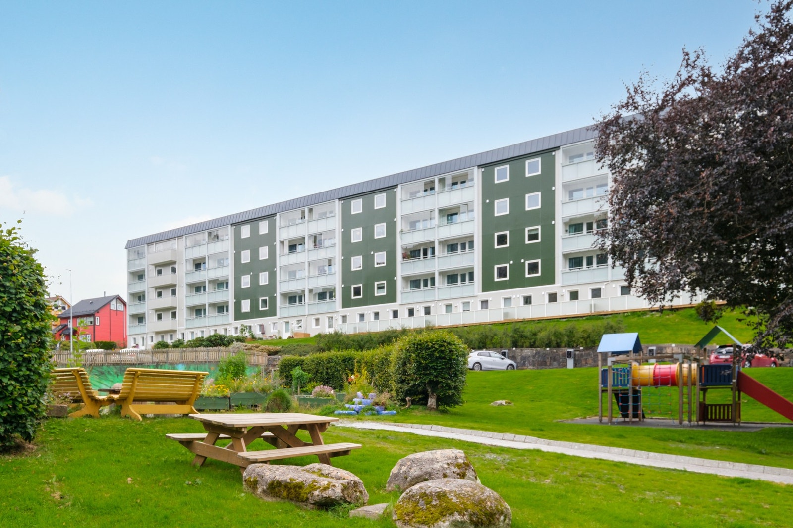 Er du glad i å trene inne, vil du bli veldig fornøyd når du får vite at SATS på Laksevåg og Nr1 Fitness i Fyllingsdalen en kort kjøretur unna. Galleribilde