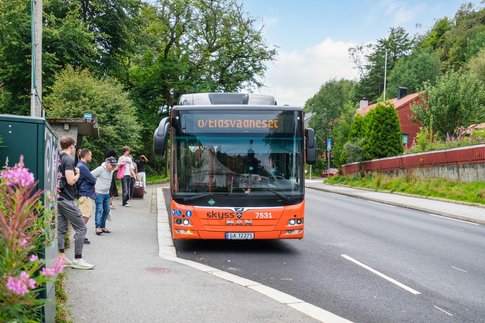 Her er det også helt ypperlig kollektivttilbud. Busstoppet er like ved leiligheten og det er hyppige avganger. Galleribilde