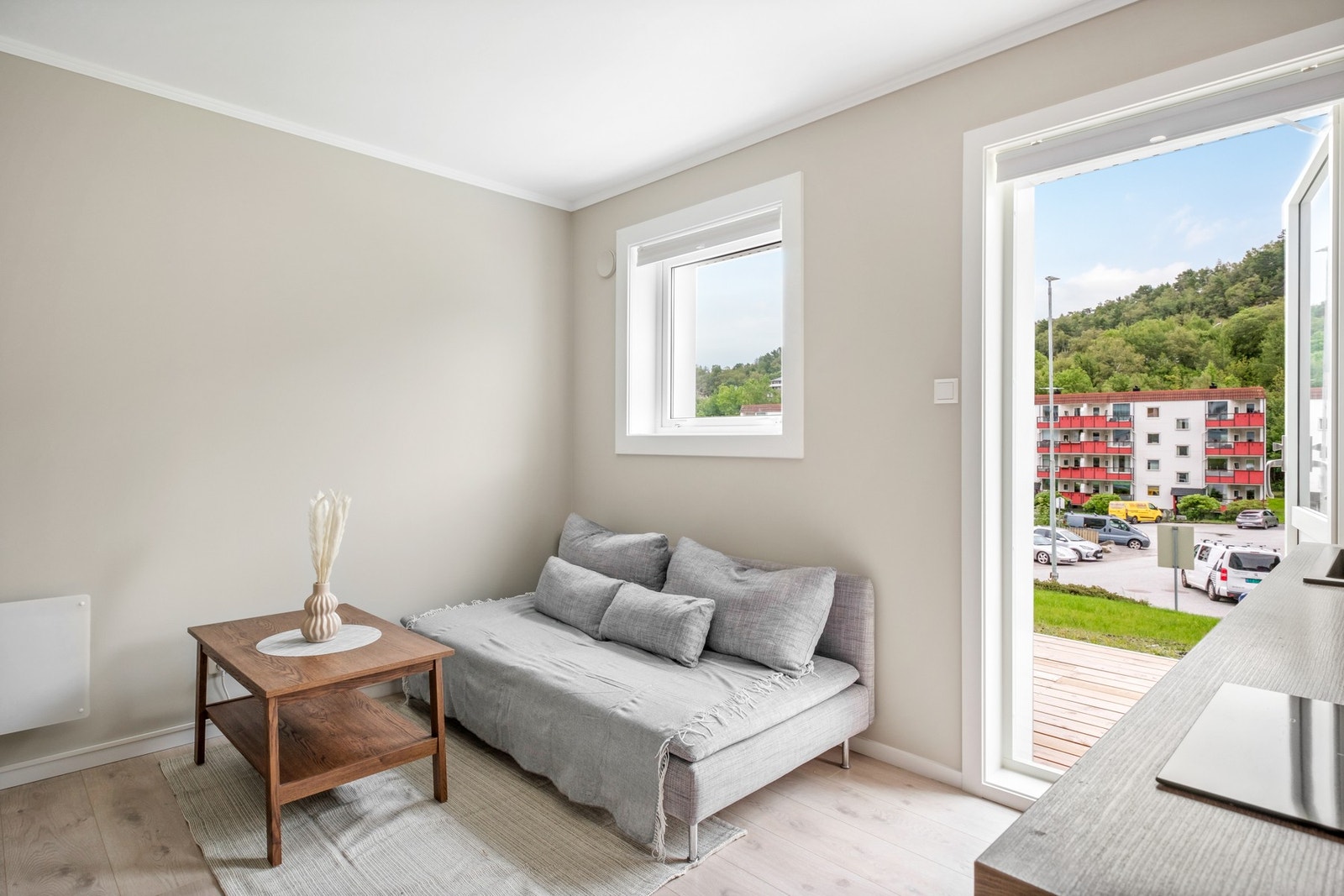Fra stuen er det utgang til østvendt terrasse på 15 m². Galleribilde