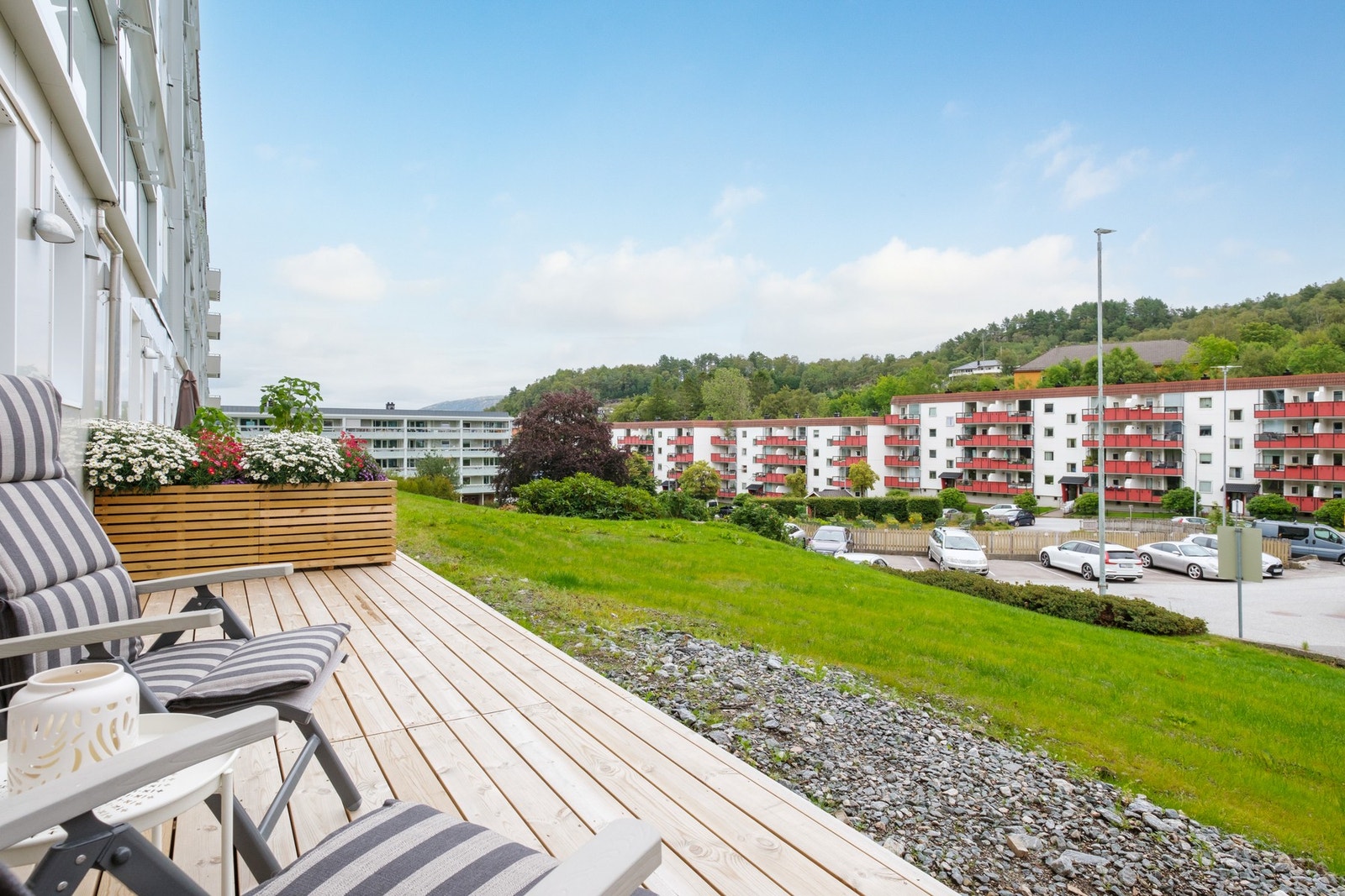 På terrassen kan du nyte sene sommerkvelder med noe godt i glasset og en god bok! Galleribilde