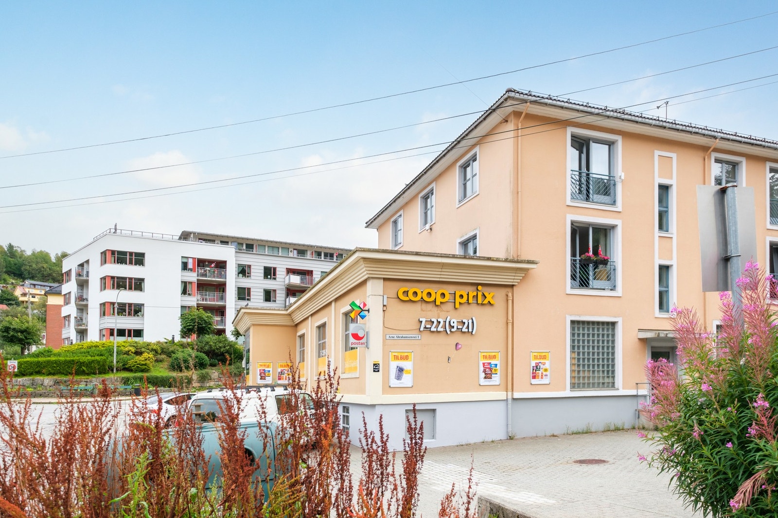 Dagligvarehandelen kan du ta på Coop Prix som er ca 6 minutter unna til fots. Galleribilde