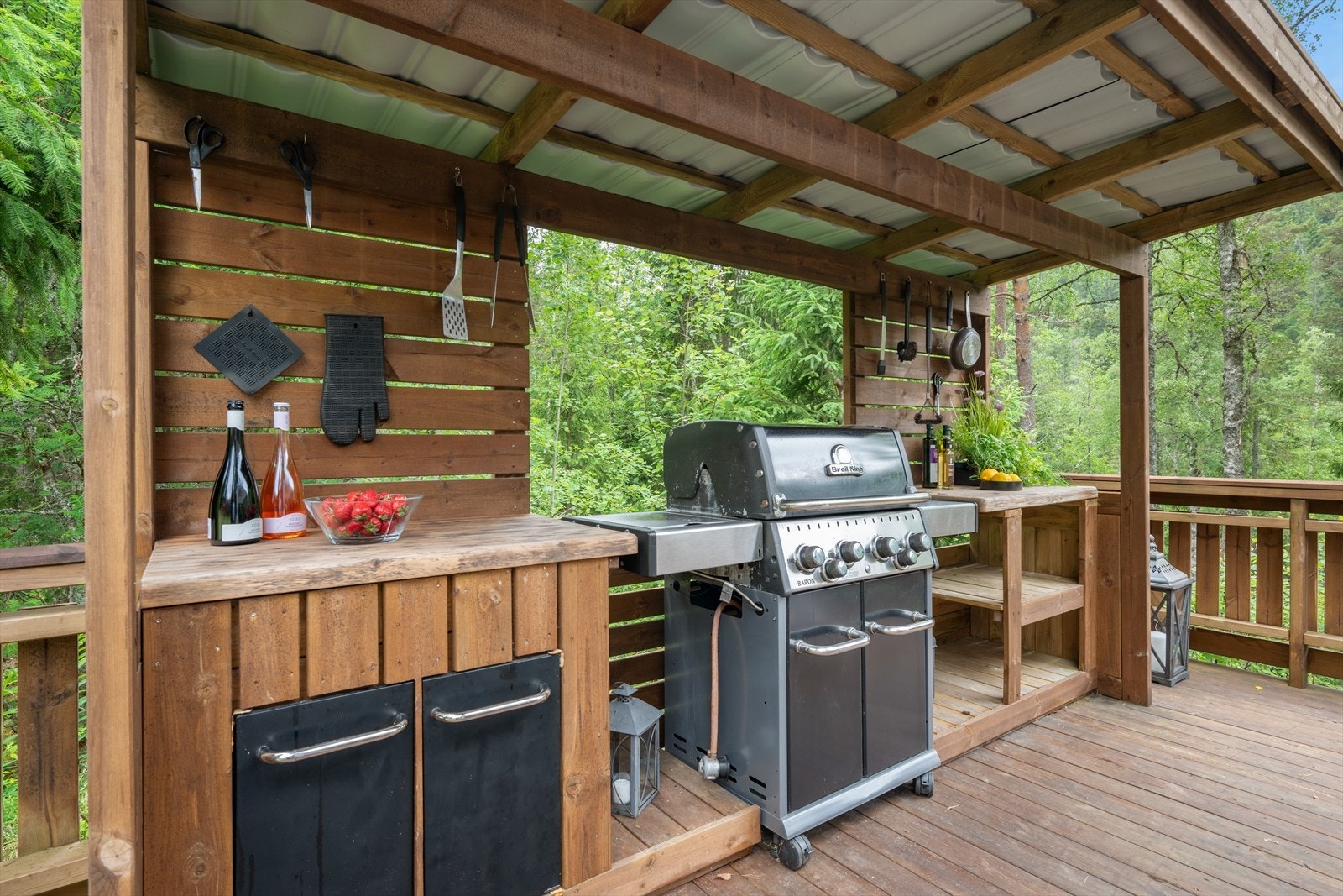 Den ene terrassen har et flott utekjøkken hvor matlaging og nydelige sommerdager kan nytes. Galleribilde