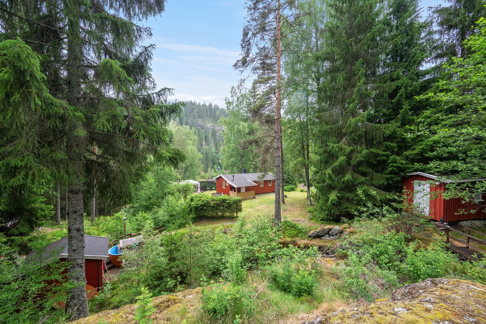 Dette er et spennende salgsobjekt bestående av 3 tomter med 2 hytter, 2 anneks og 3 praktiske boder. Galleribilde