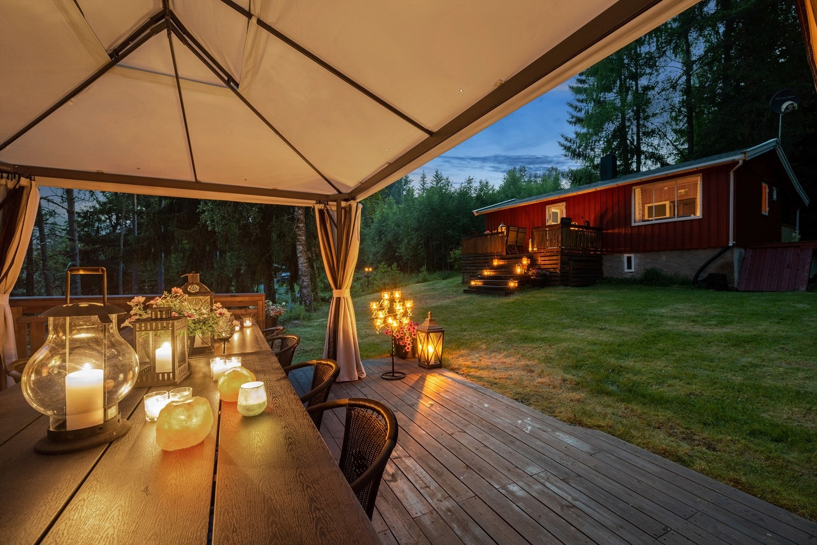 Stor eiendom med flere hytter, koselige uteplasser og stor hage. Galleribilde