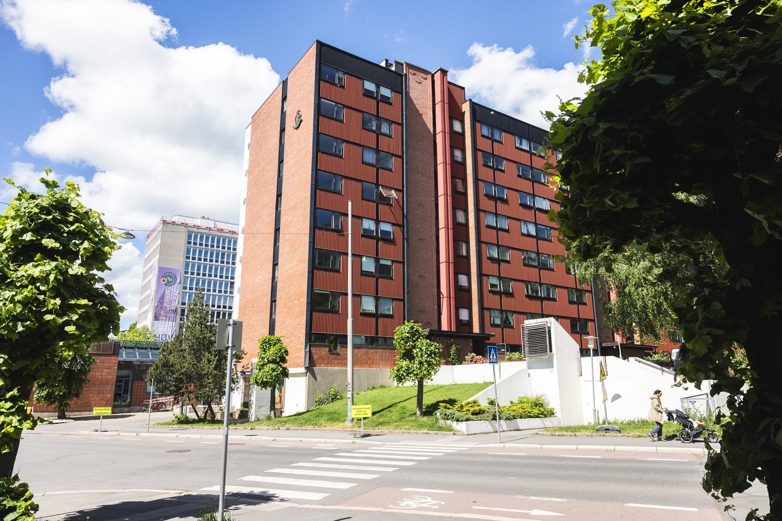 Borettslaget er godt i gang med fasaderehabilitering, vindusbytte og etterisolering. Dette vil gi beboerne bedre isolasjon mot varmetap, bedre inneklima og komfort. Galleribilde