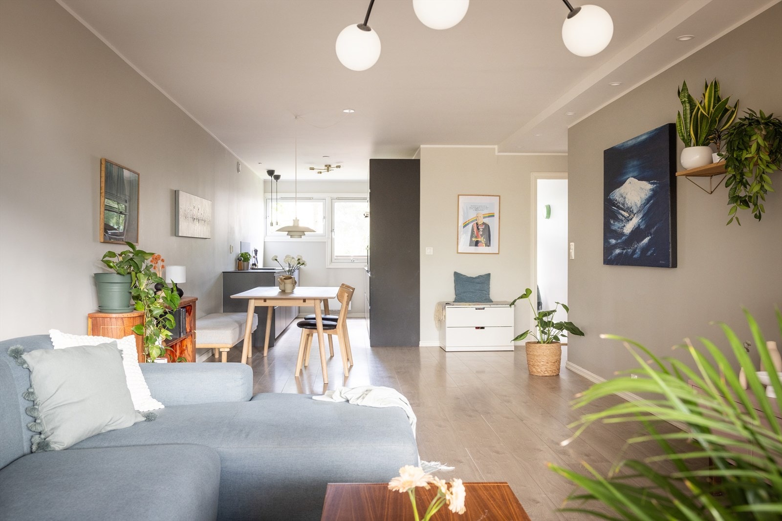 Stuen har et lyst og pent laminatgulv samt lysmalte og slette overflater Galleribilde