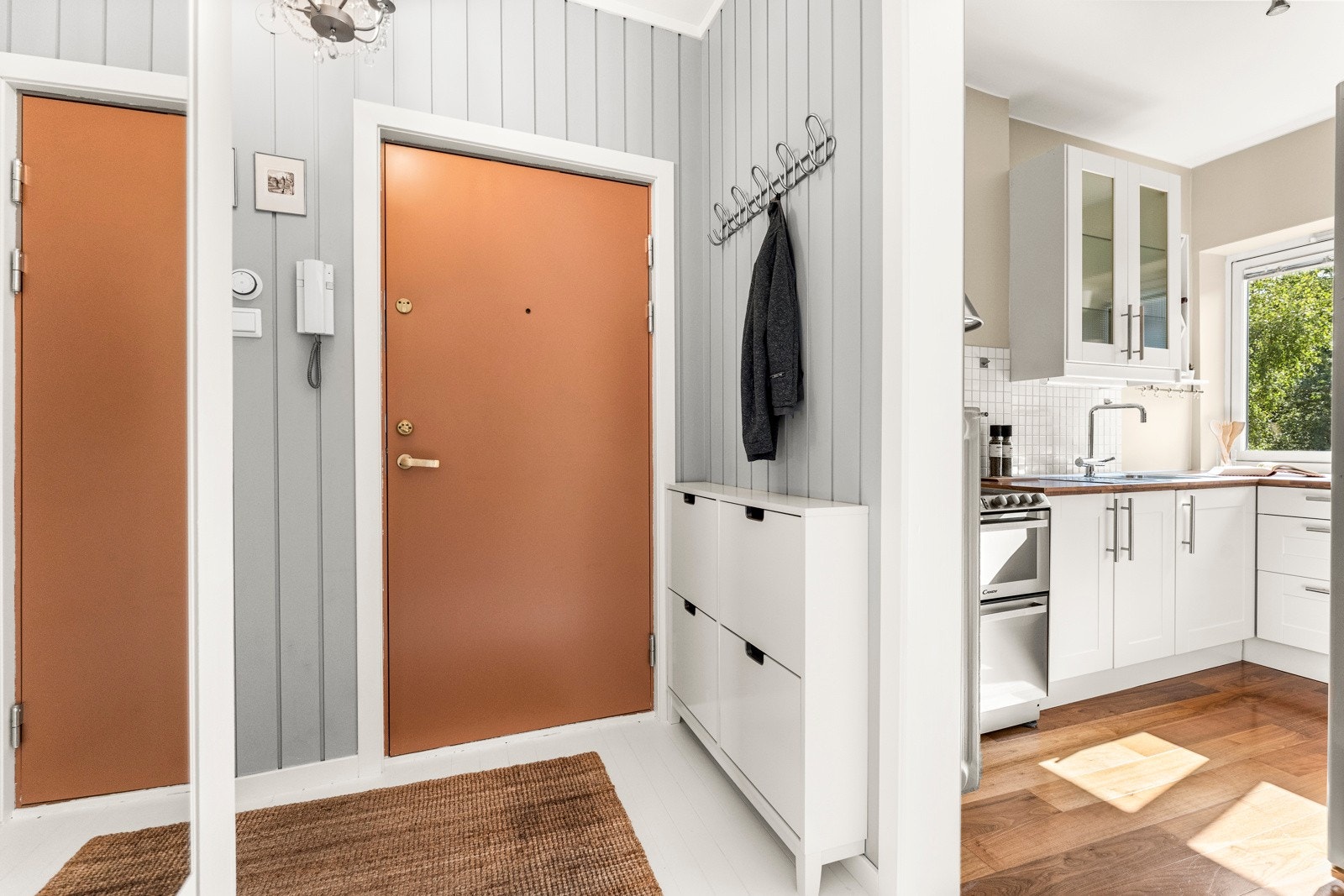 Velkommen inn! Inngangspartiet gir gode muligheter til å henge fra seg yttertøy og sko. Galleribilde
