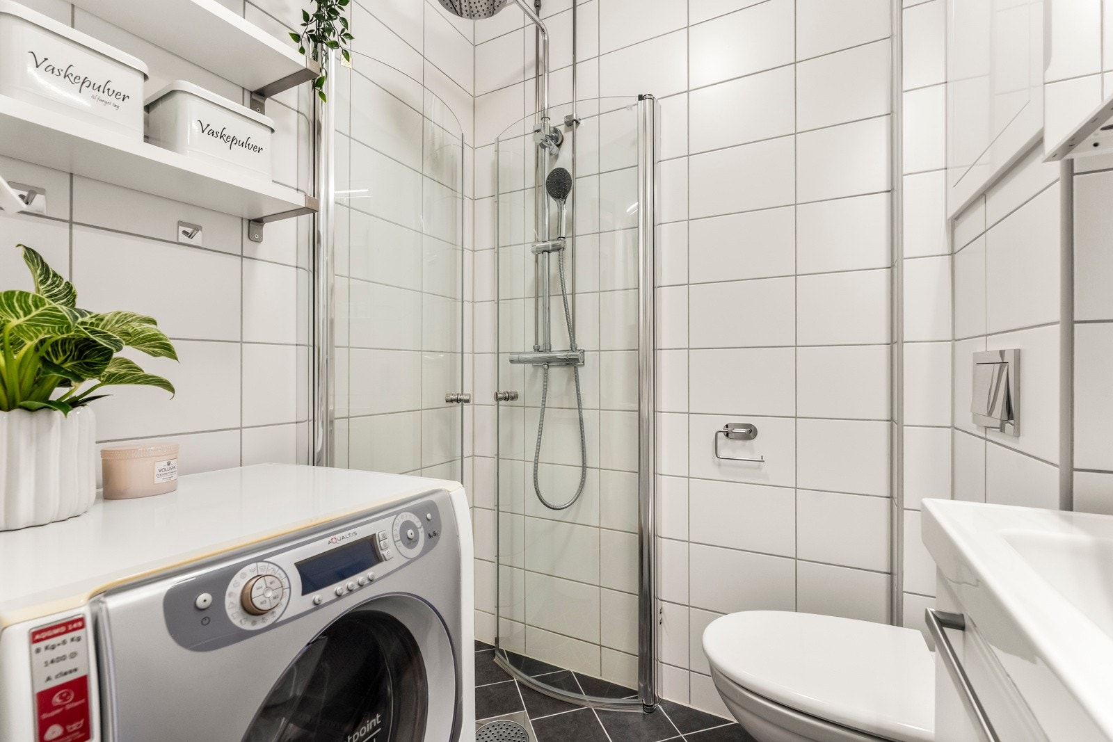 Flislagt bad fra 2019 som ble totalrenovert i regi av borettslaget. Det er også opplegg for vaskemaskin. Galleribilde