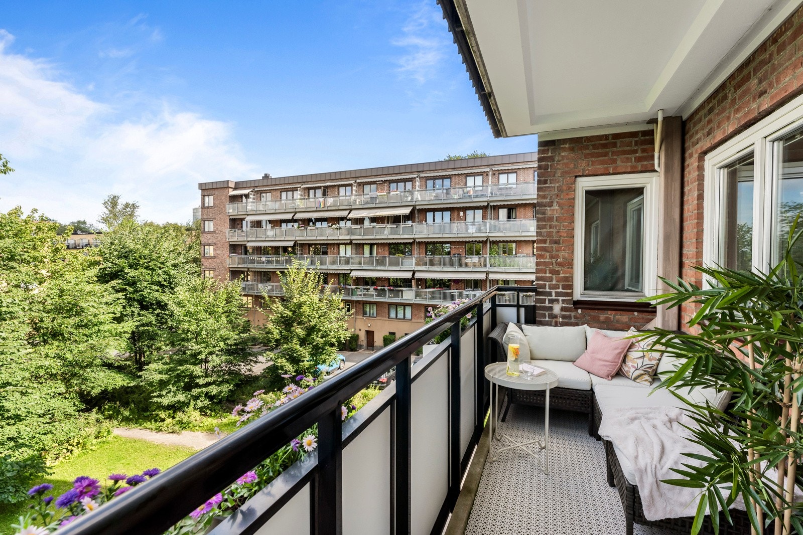 Solfylte dager kan nytes ute på den herlige balkongen! Galleribilde