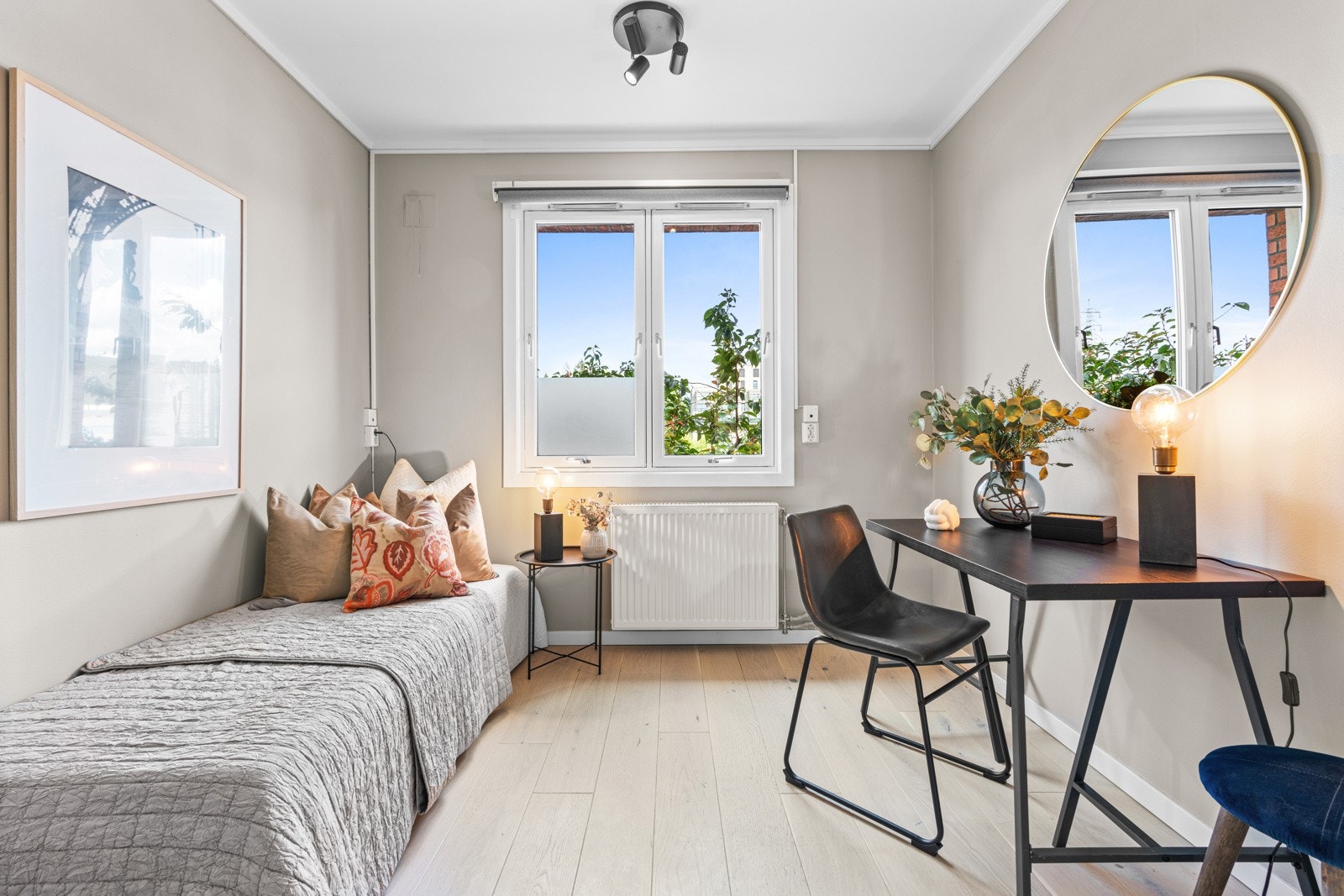 Rommet er designet for å maksimere bruk av tilgjengelig plass, noe som gir fleksibilitet i møbleringen og mulighet for å tilpasse rommet etter egne behov og ønsker. Galleribilde