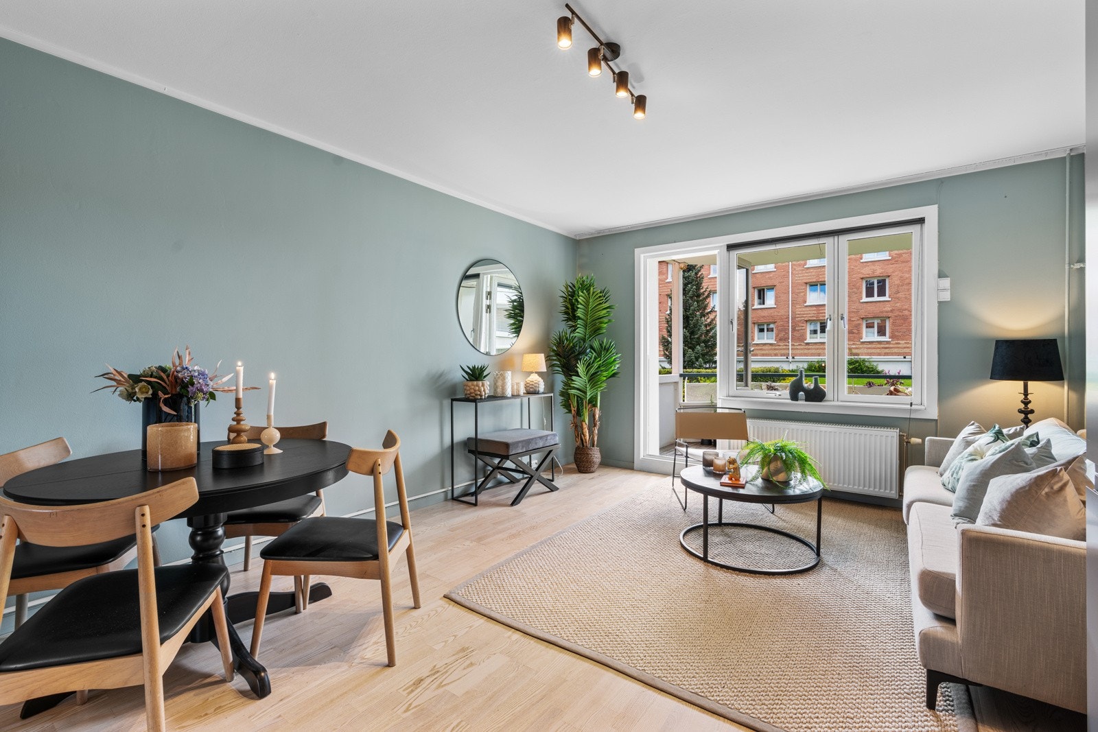 Store vinduer fra slipper inn rikelig med naturlig lys, noe som bidrar til å skape en lys og luftig følelse i rommet. Galleribilde
