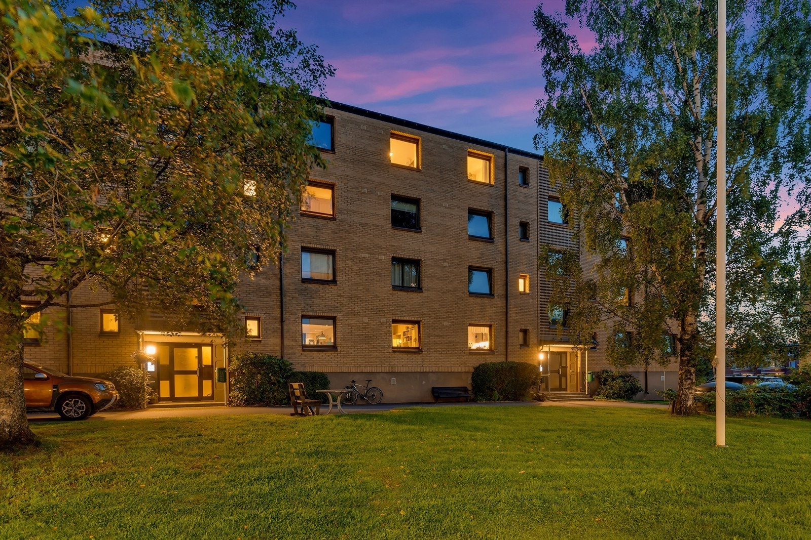 Kveldsstemning - fasaden ved inngangspartiet /Bølerlia-siden. Galleribilde
