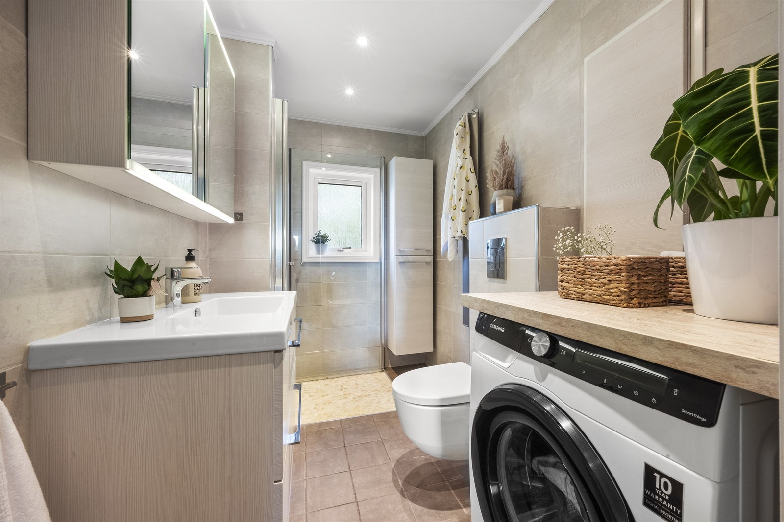 Pent flislagt bad/WC, modernisert i 2014 Galleribilde