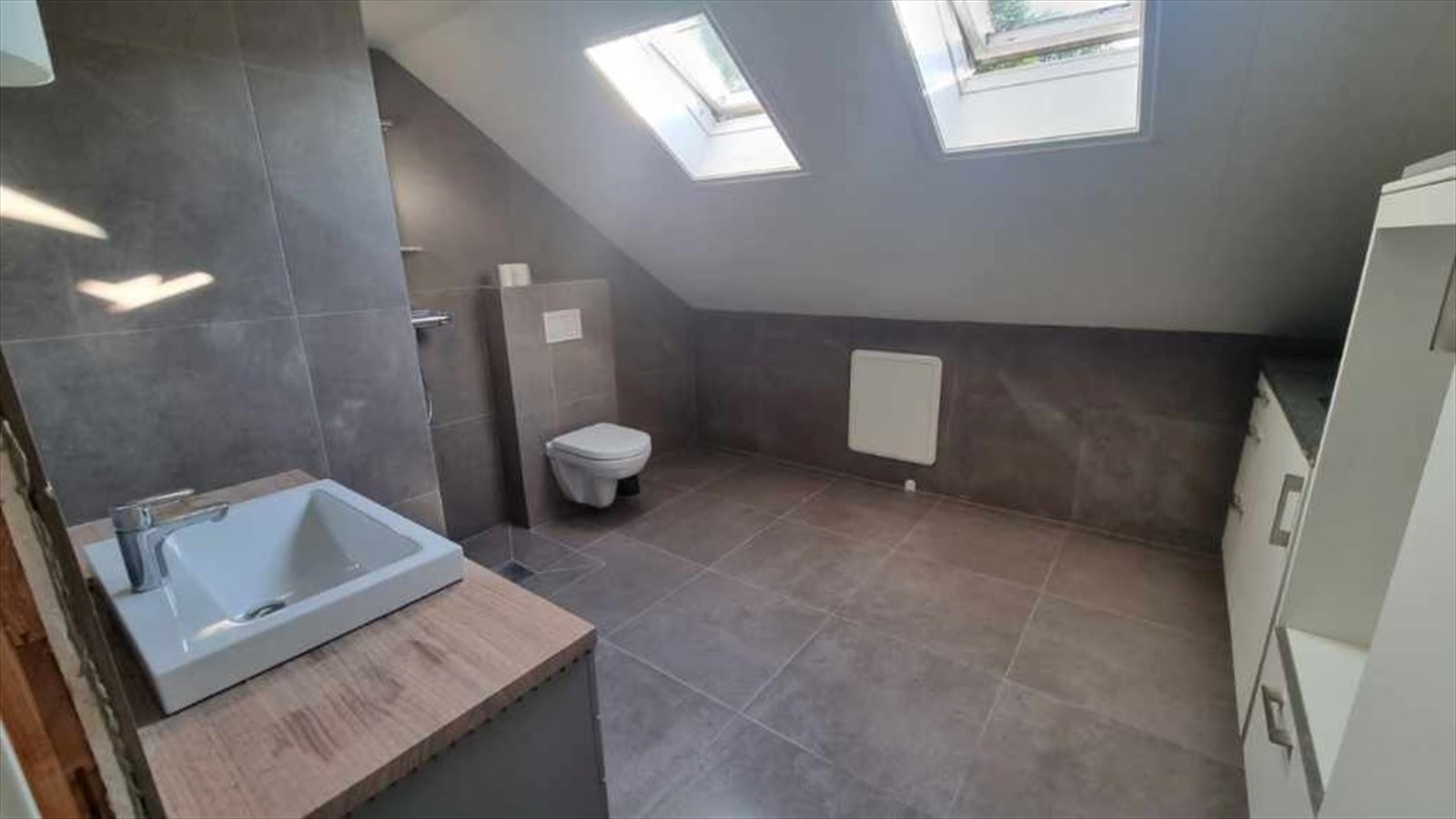 Nyoppusset bad - selgers bilder Galleribilde