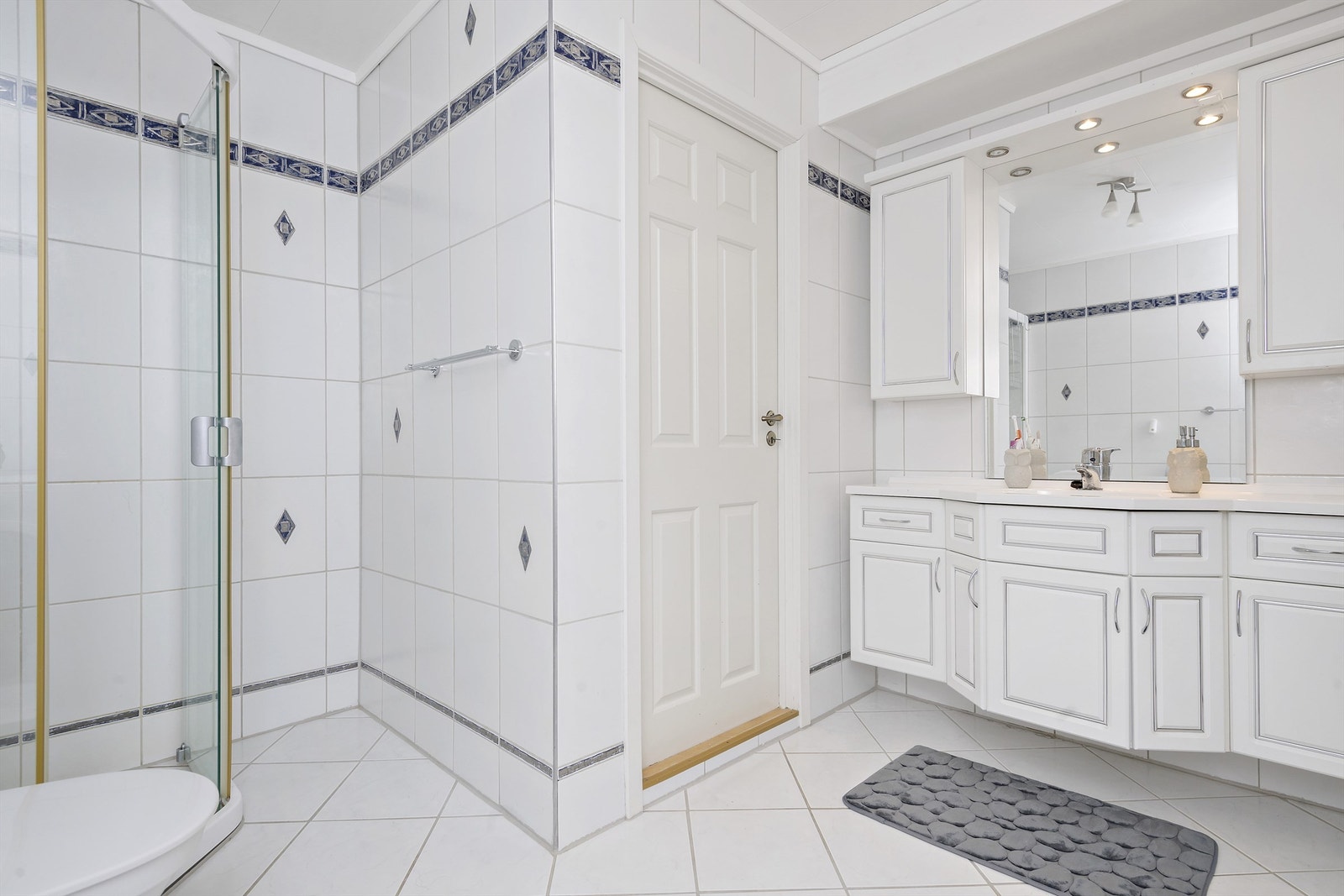 Bad/vaskerom i underetasje Galleribilde