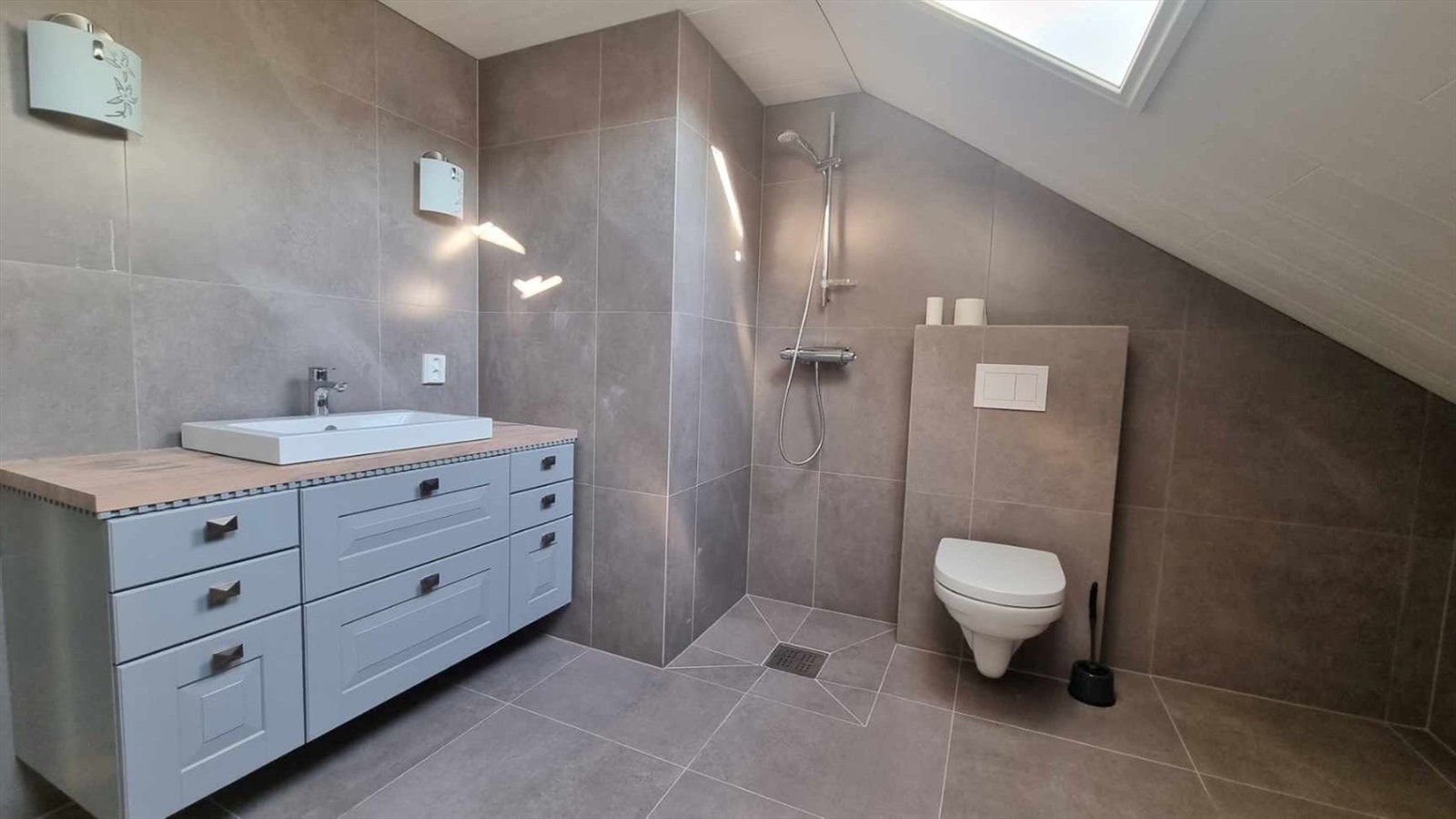 Nyoppusset bad - selgers bilder Galleribilde