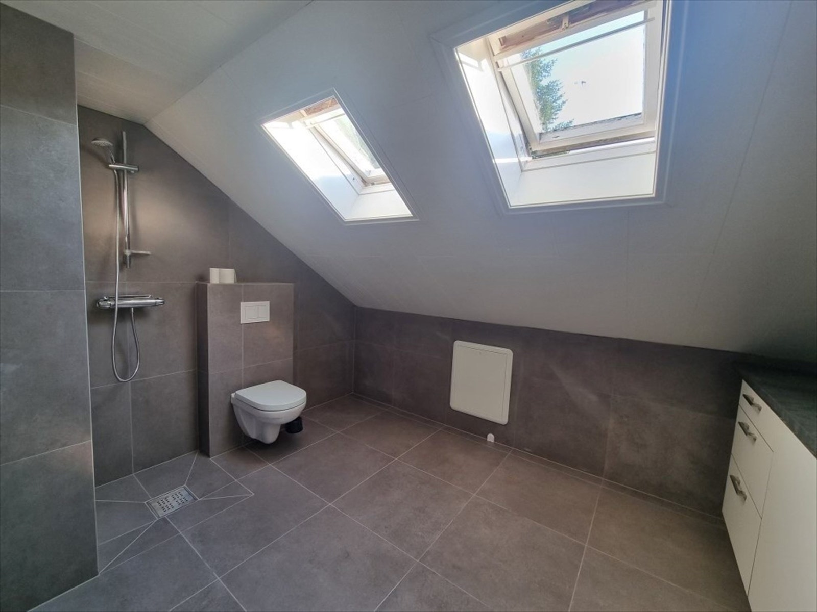 Nyoppusset bad - selgers bilder Galleribilde