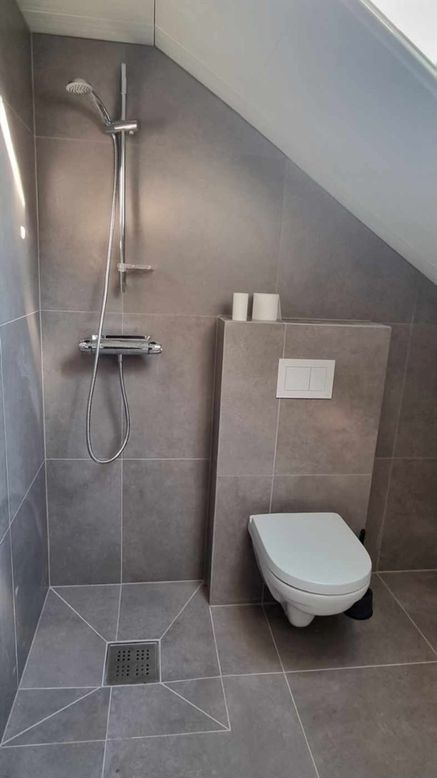 Nyoppusset bad - selgers bilder Galleribilde