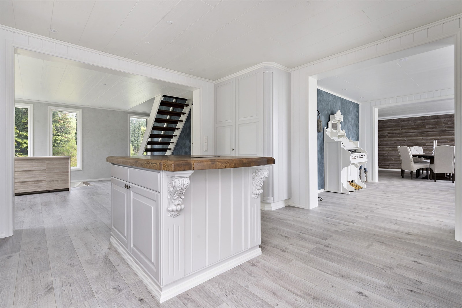 Kjøkken med kjøkkenøy Galleribilde